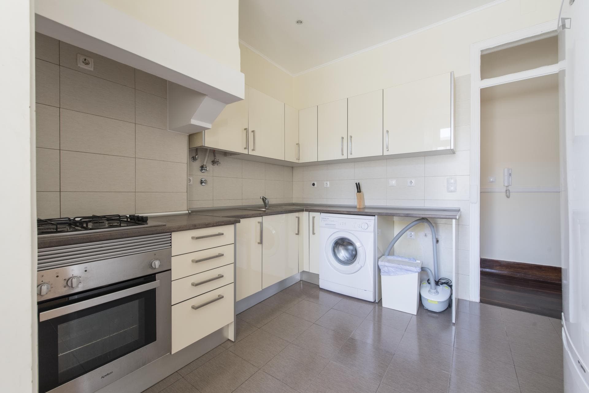 Bright twin bedroom close to Alcântara-Terra train station photo 1