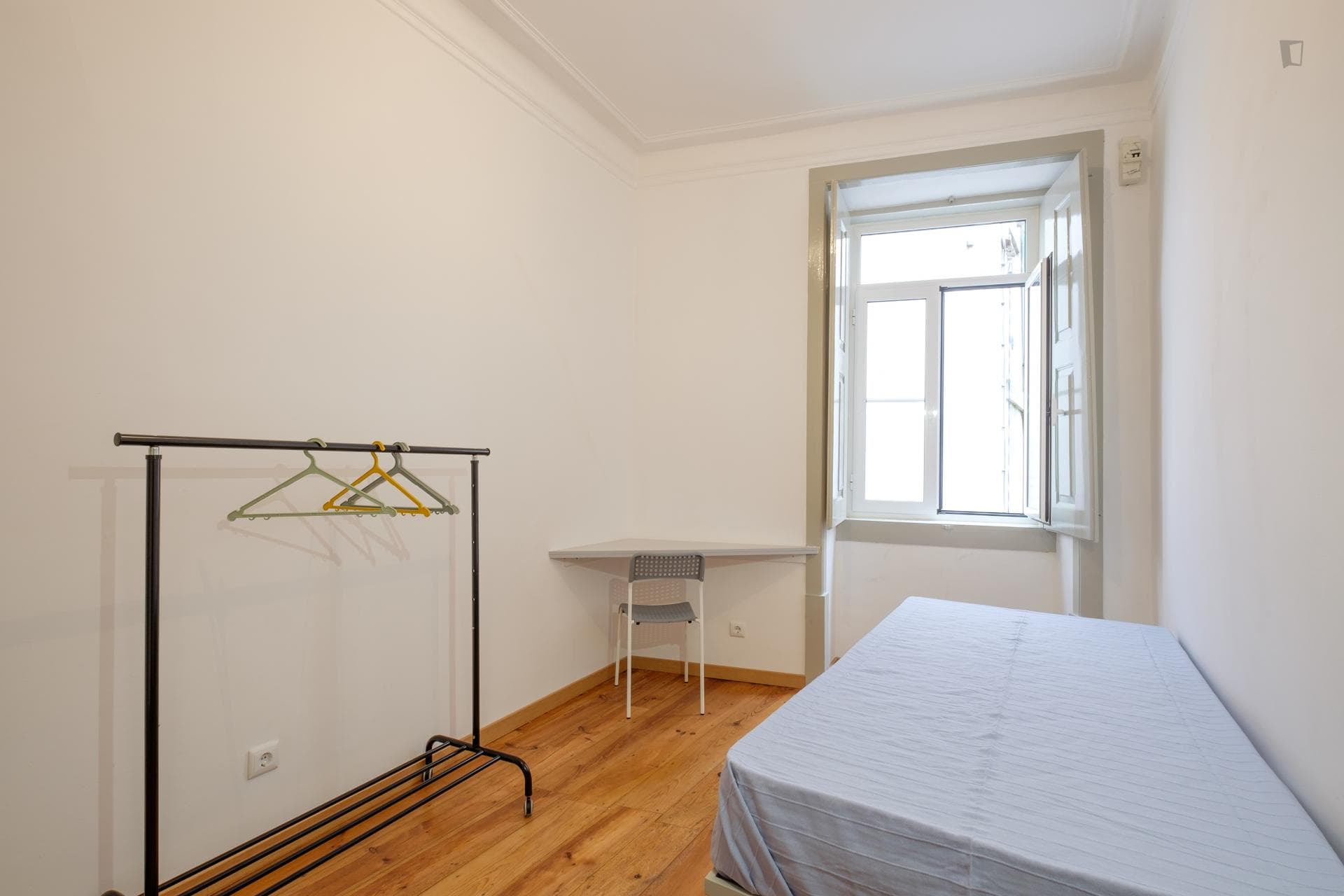 Ample single bedroom in a 2-bedroom apartment close to the Mondego river photo 1