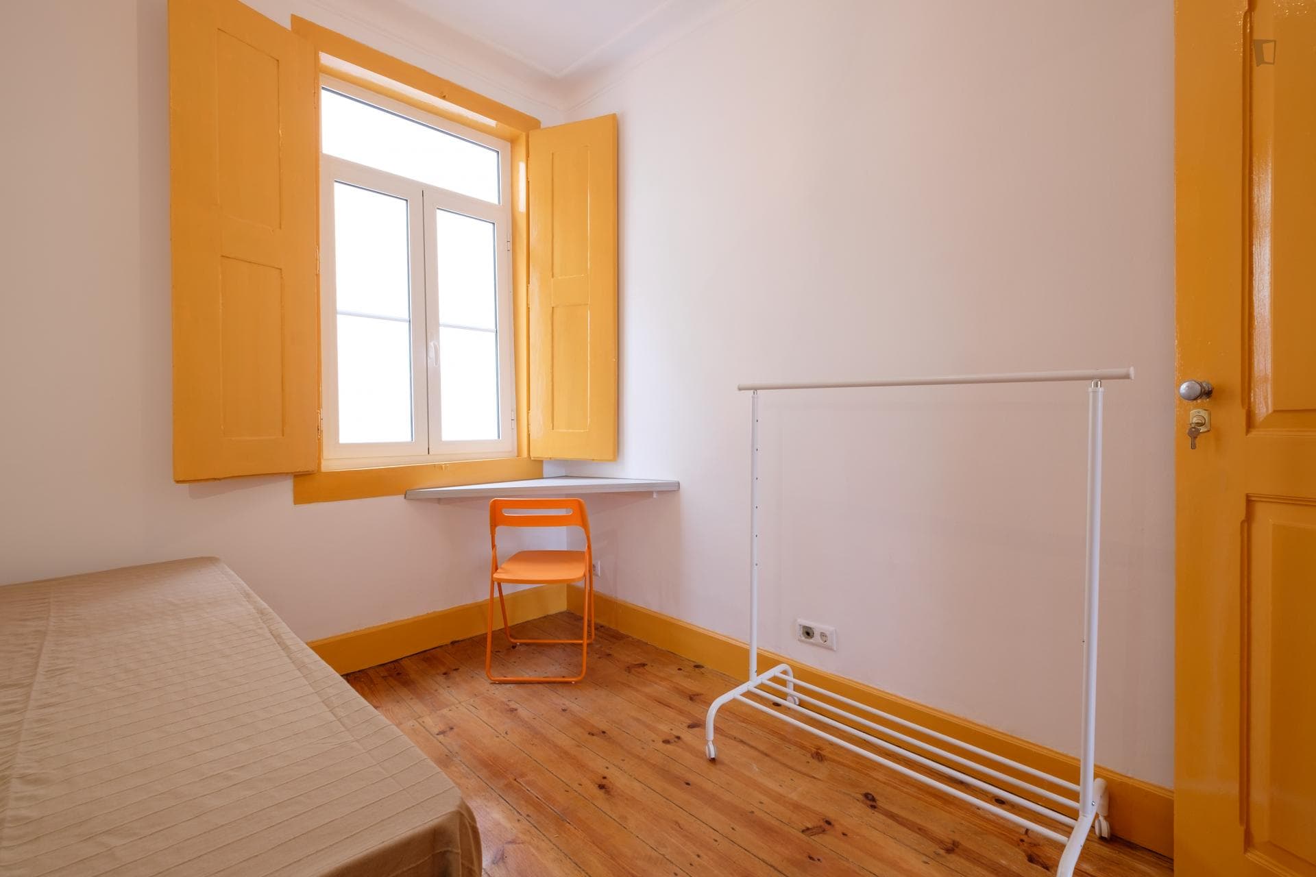 Snug single bedroom near Coimbra train station photo 1