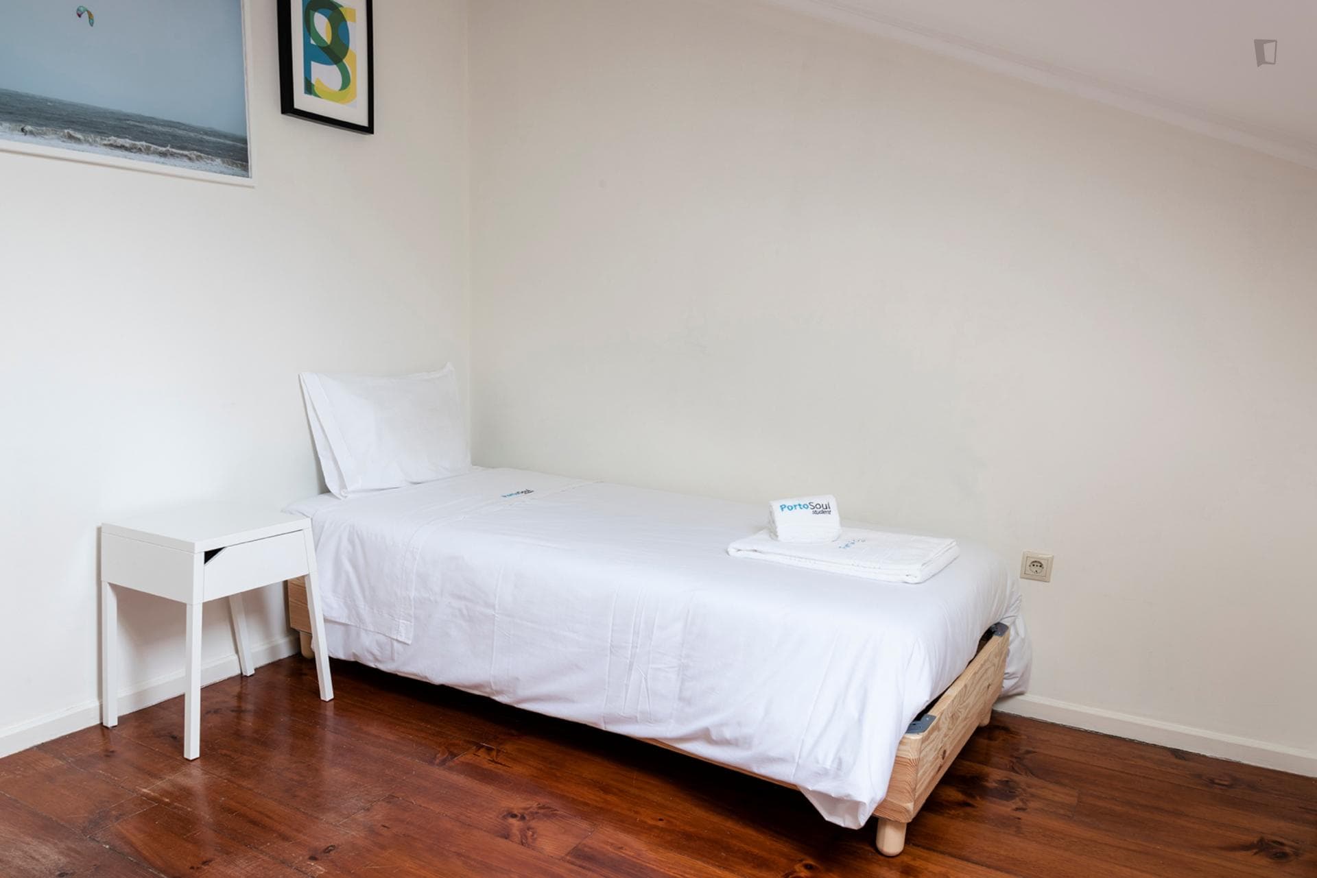 Cosy top floor single bedroom in an 8-bedroom house photo 1