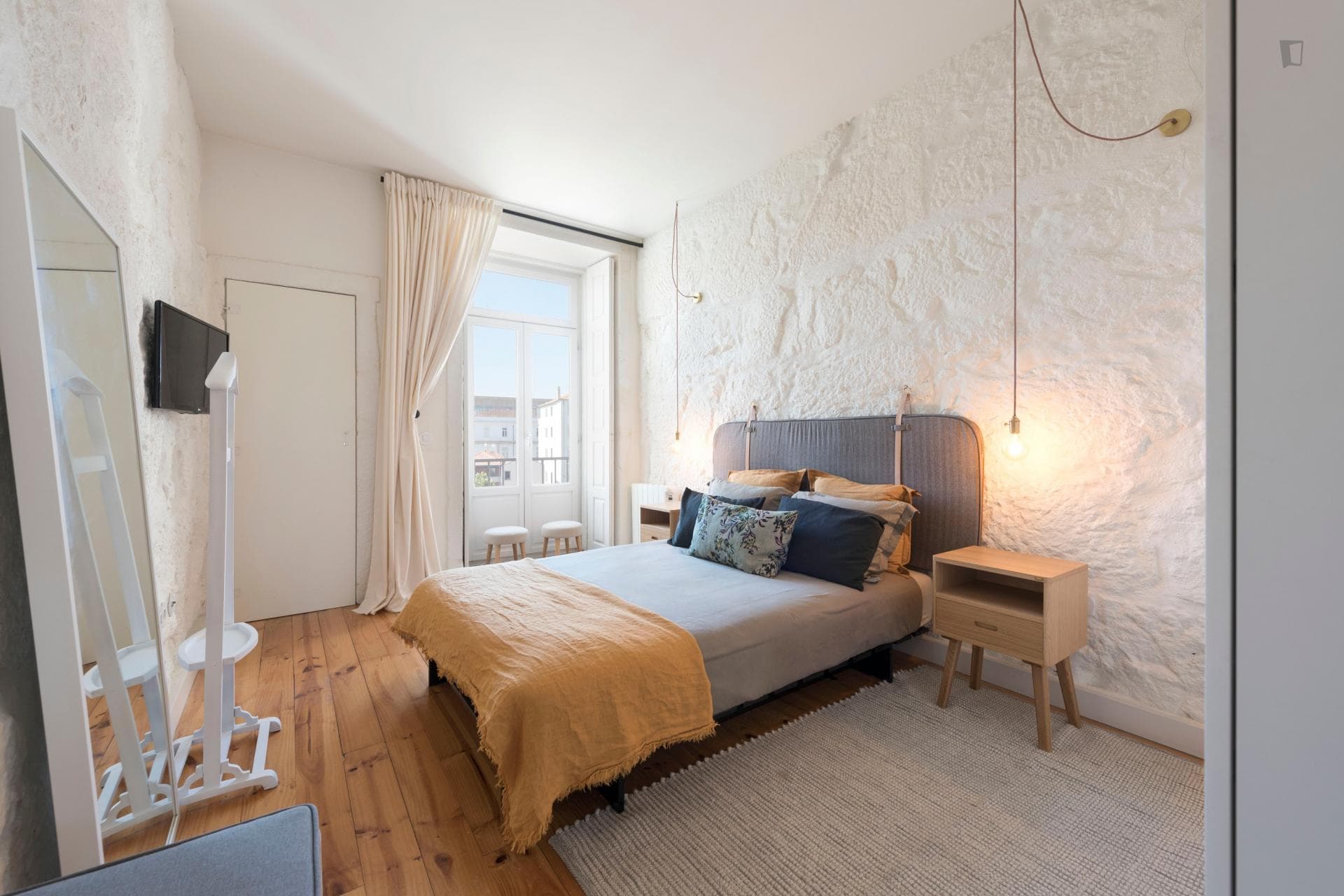 Modern Studio Apartment with Central Heating and Outdoor Area in Sé, Porto photo 1