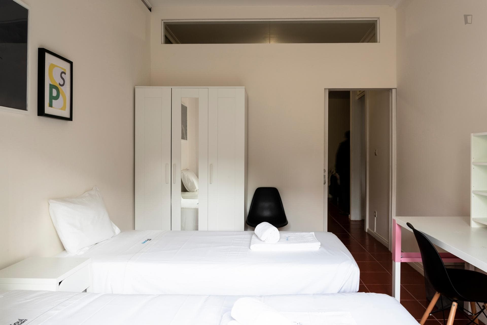 Cosy twin bedroom with direct access to garden photo 1