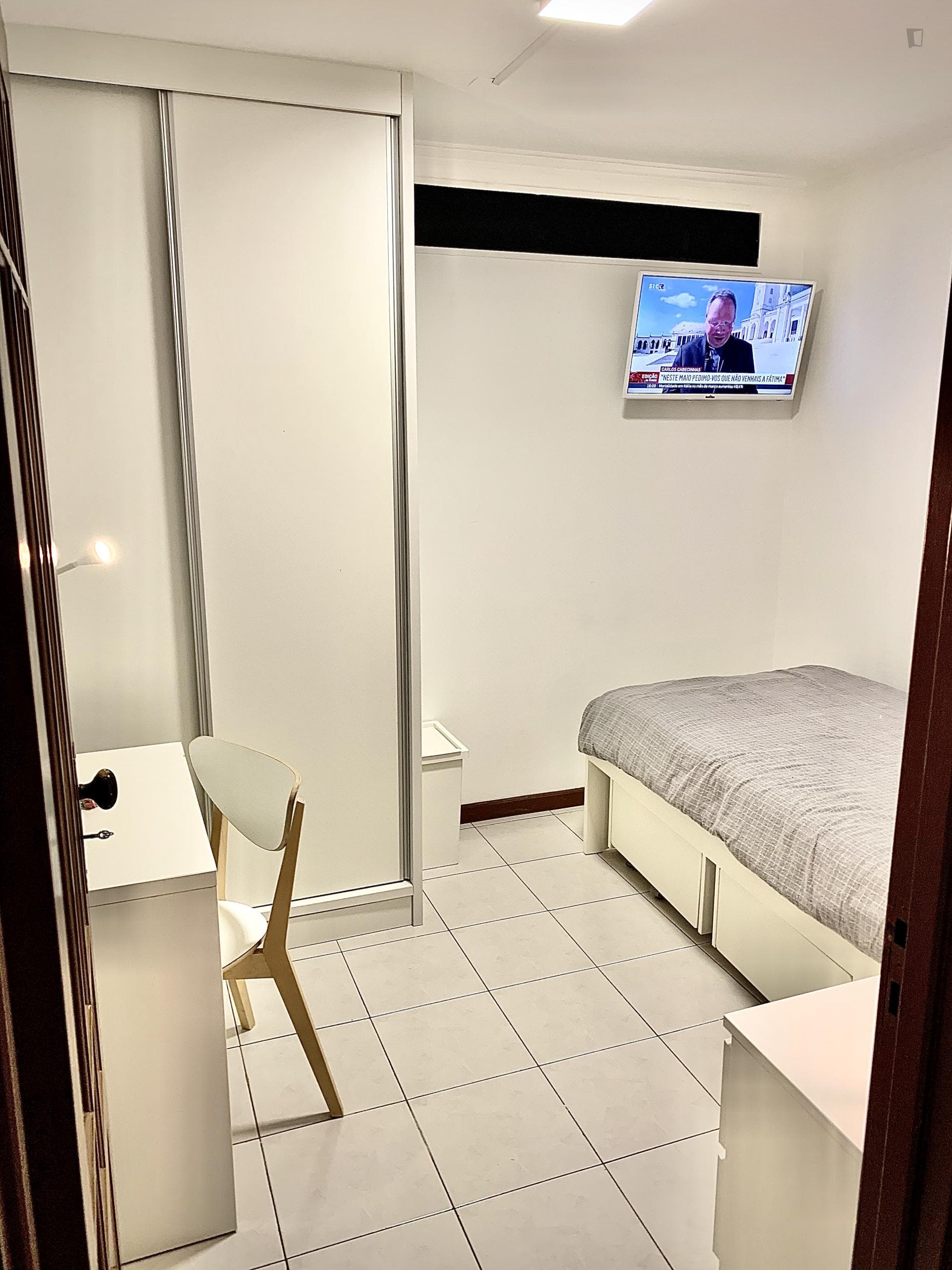 Single bedroom in a 4-bedroom apartment in Bonfim photo 1