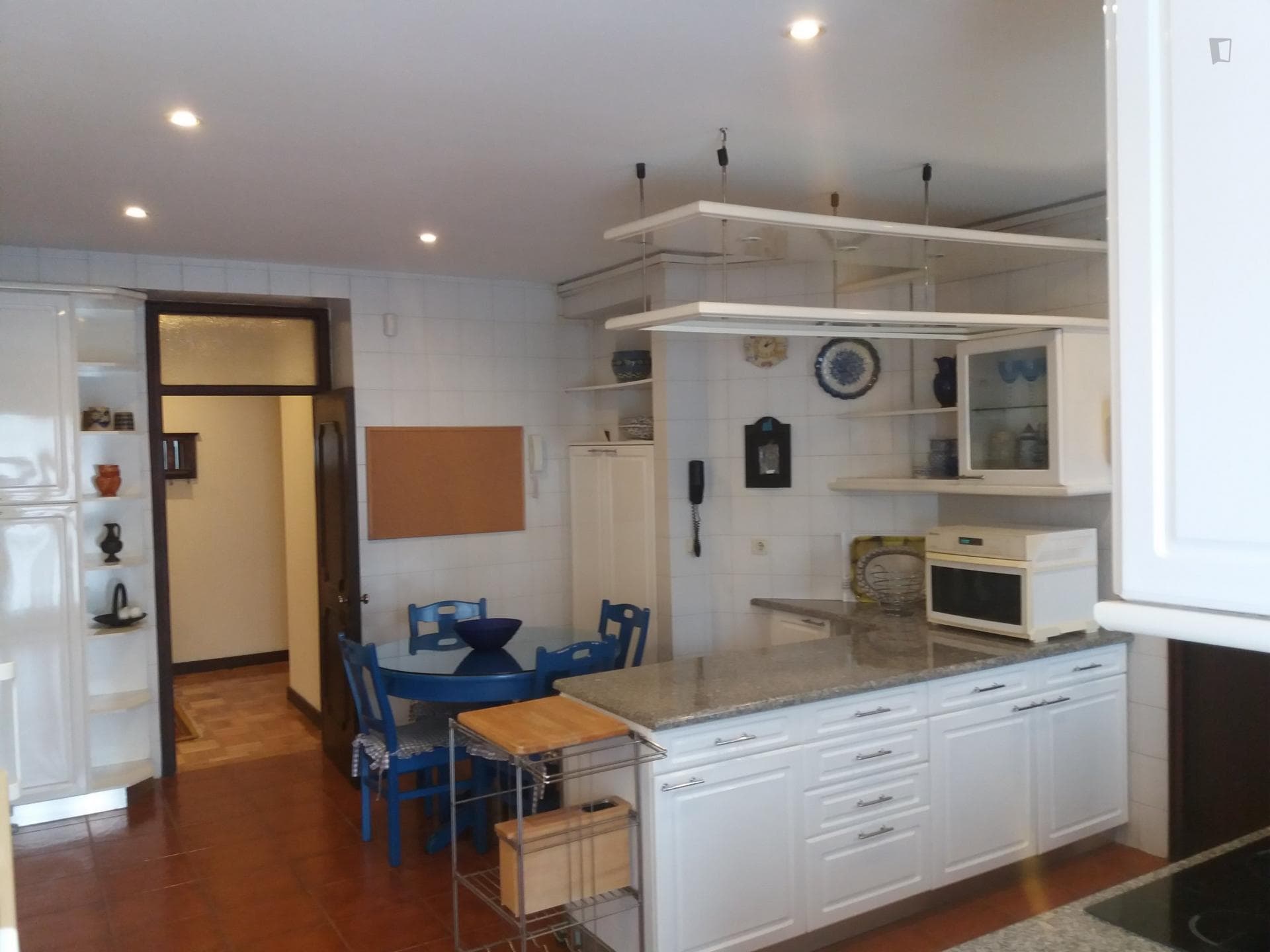 Single bedroom, with balcony, in 4-bedroom apartment photo 1