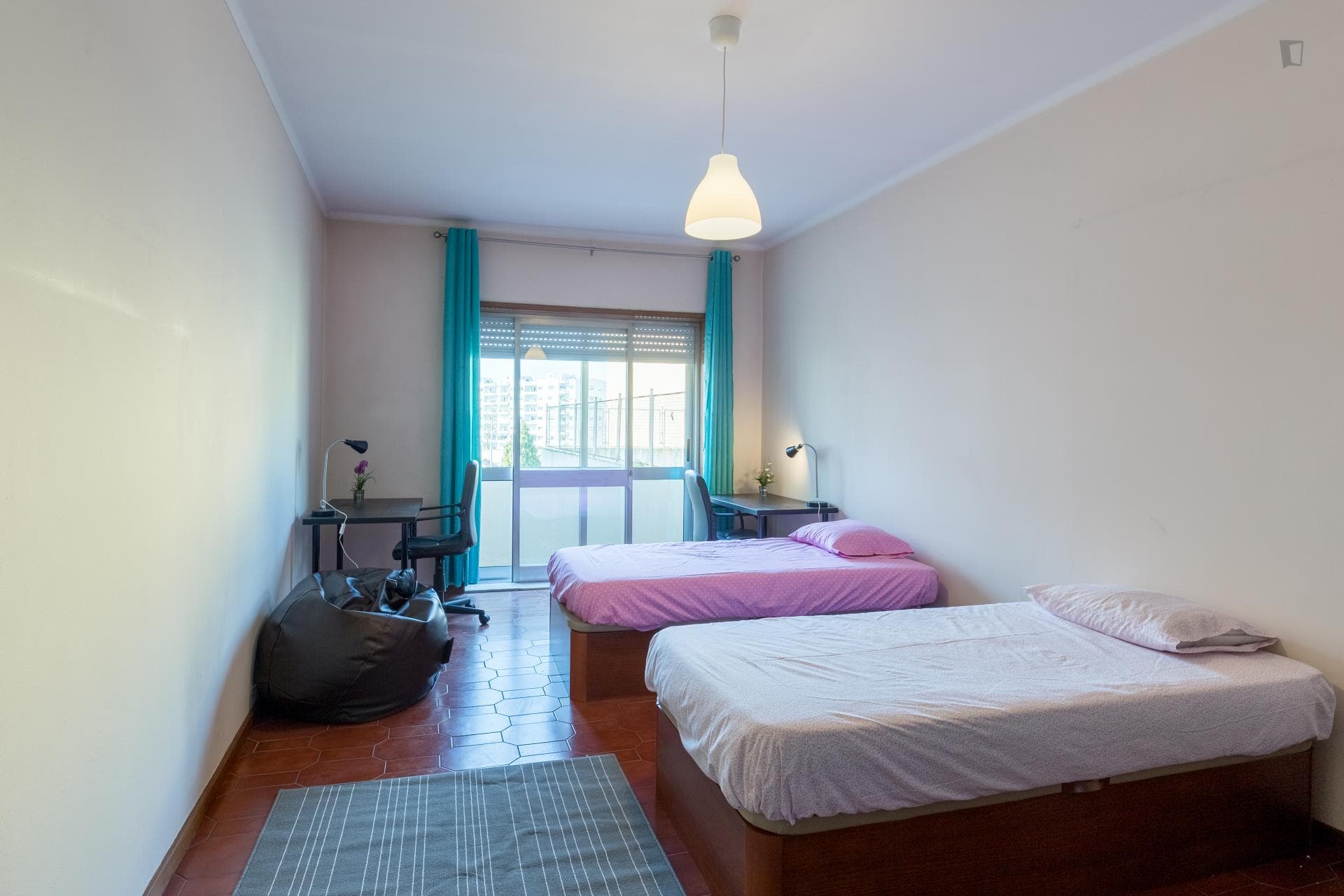 Perfect location in a spacious Single room 4 bedrm flat photo 1