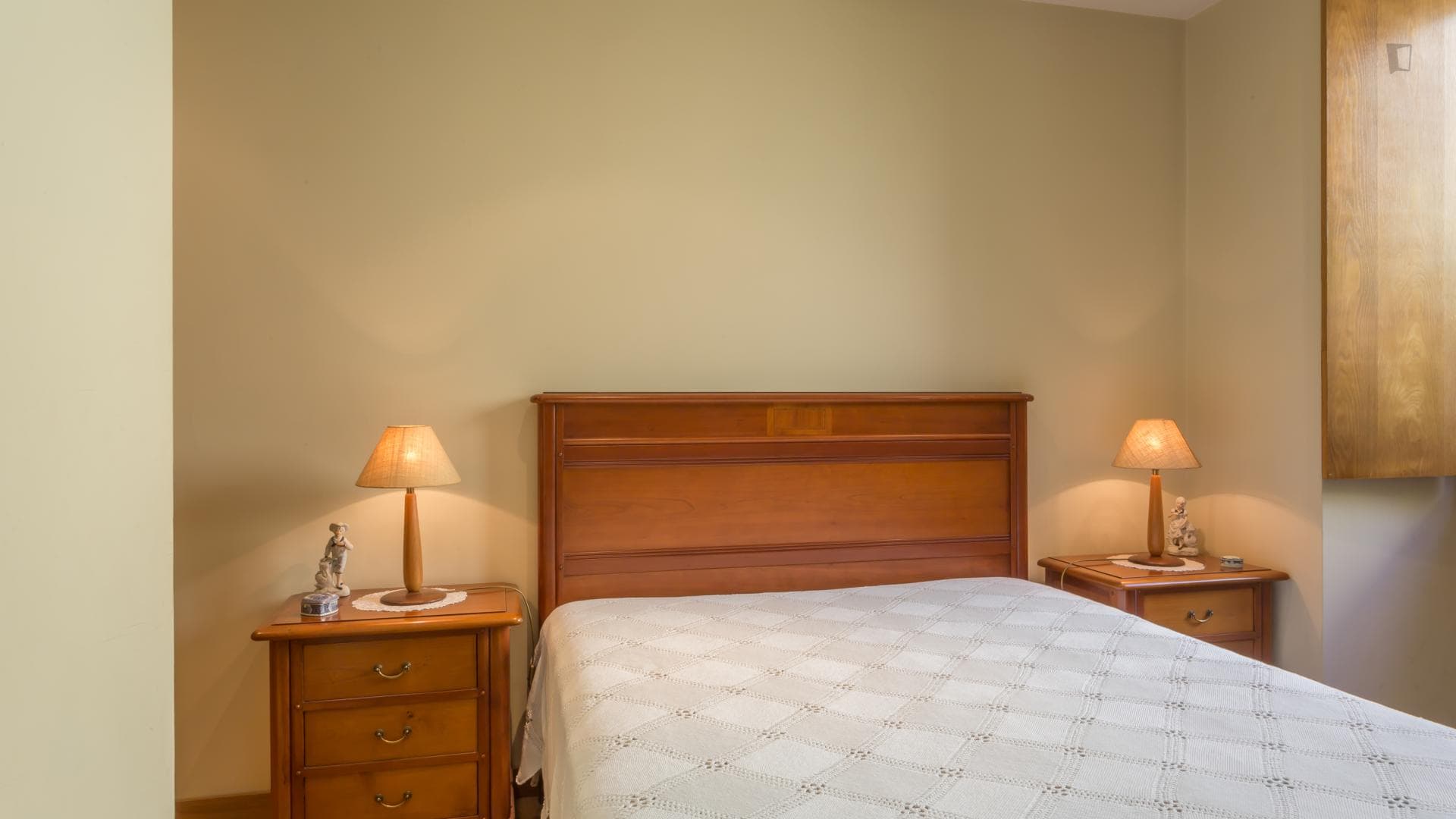 Luminous double bedroom in a house with an amazing terrace close to Porto photo 1