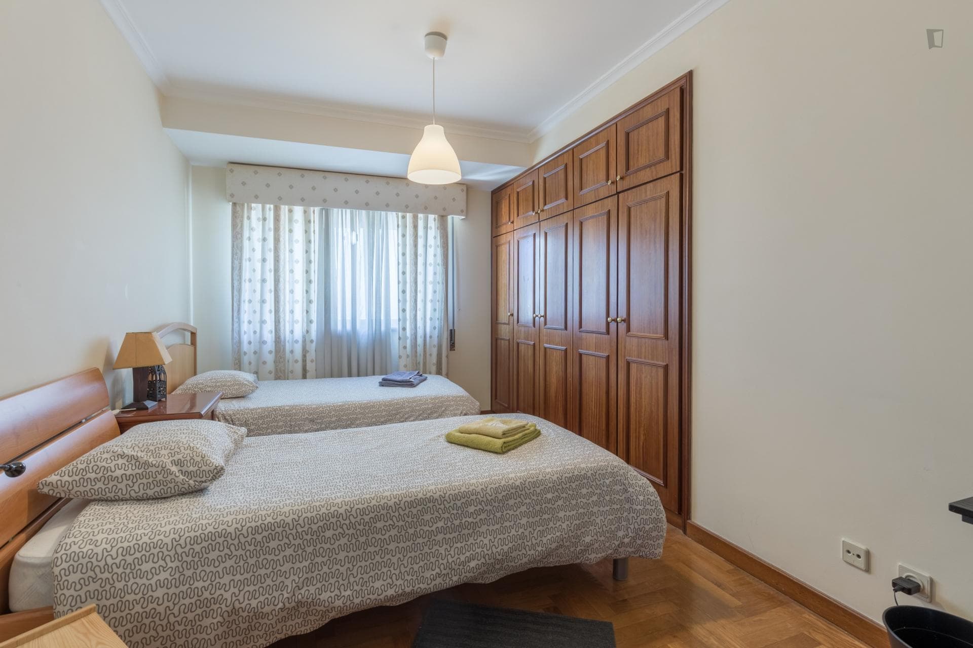 Luminous twin bedroom photo 1