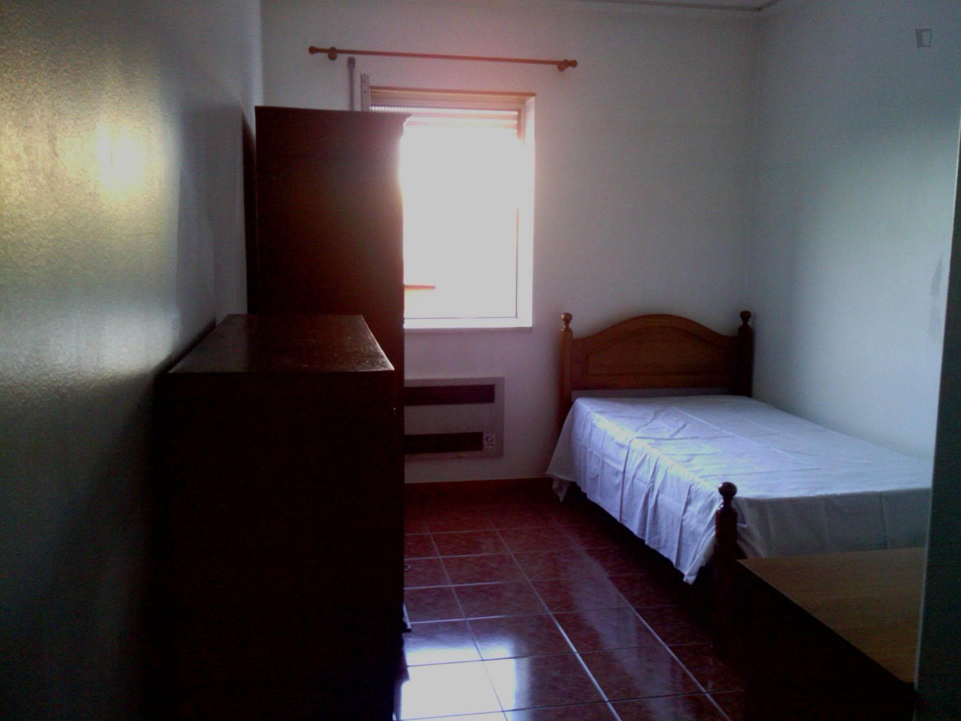 Single bedroom in 4-bedroom apartment photo 1