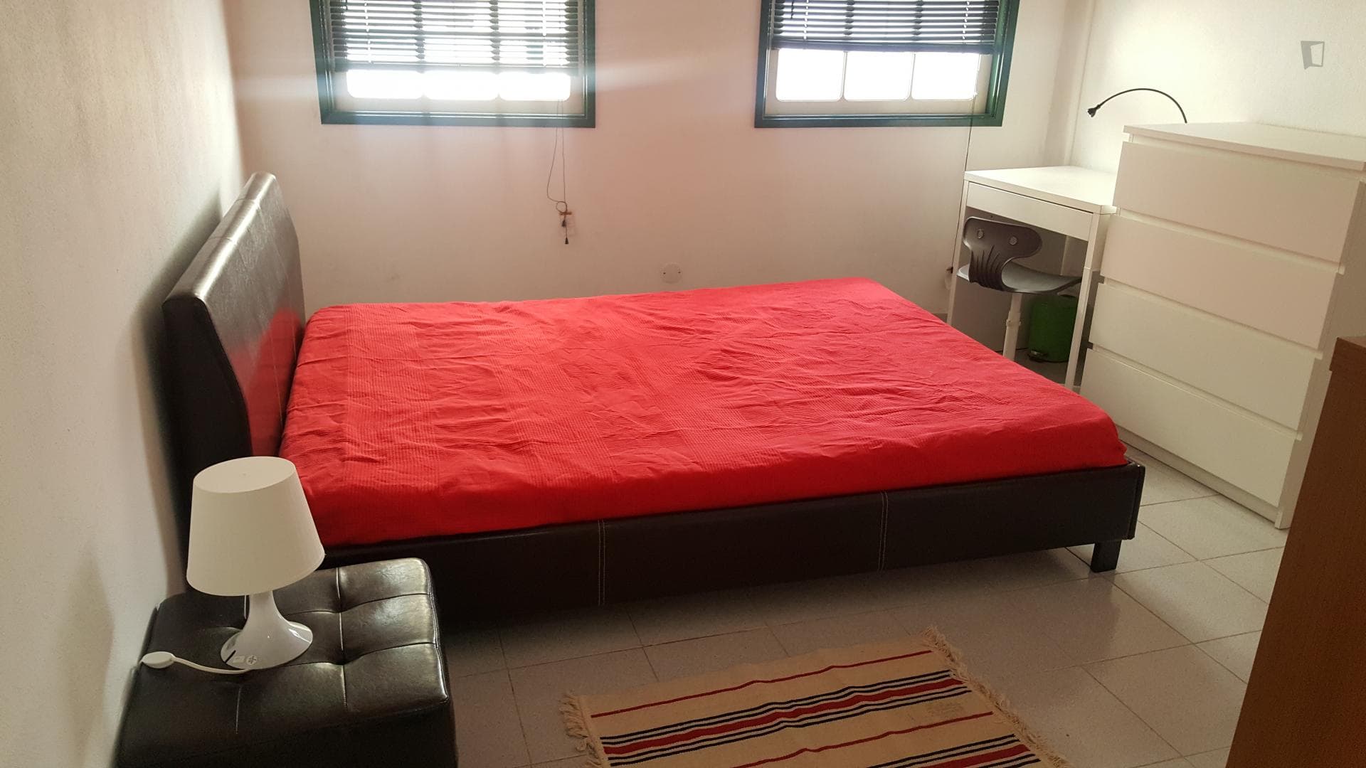 Bright double ensuite bedroom near Coimbra's main university campus photo 1