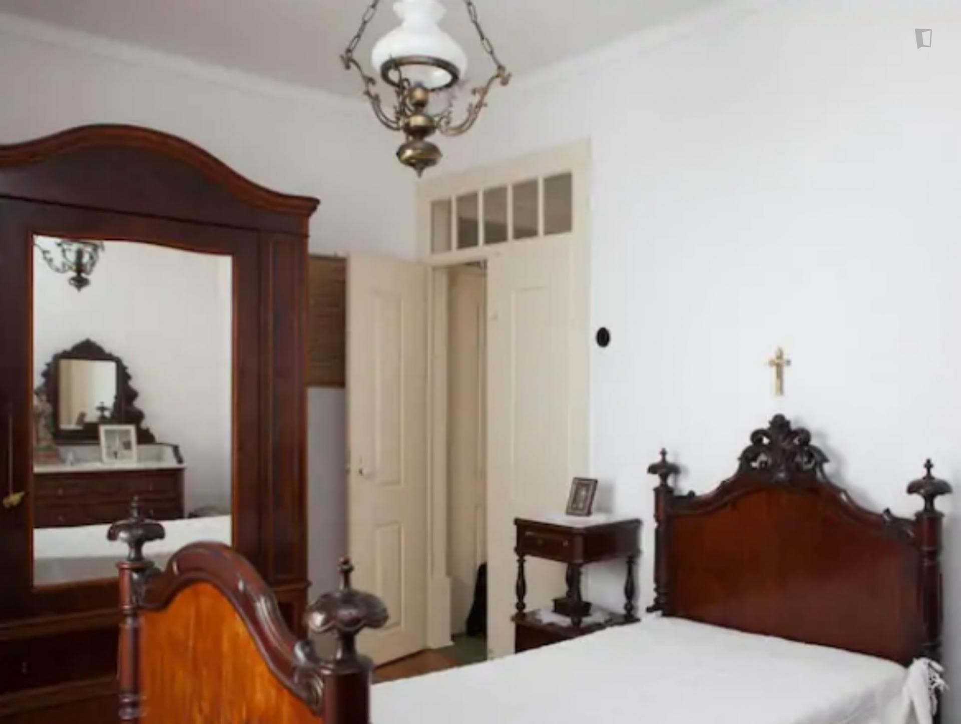 Double bedroom in 4-bedroom apartment photo 1