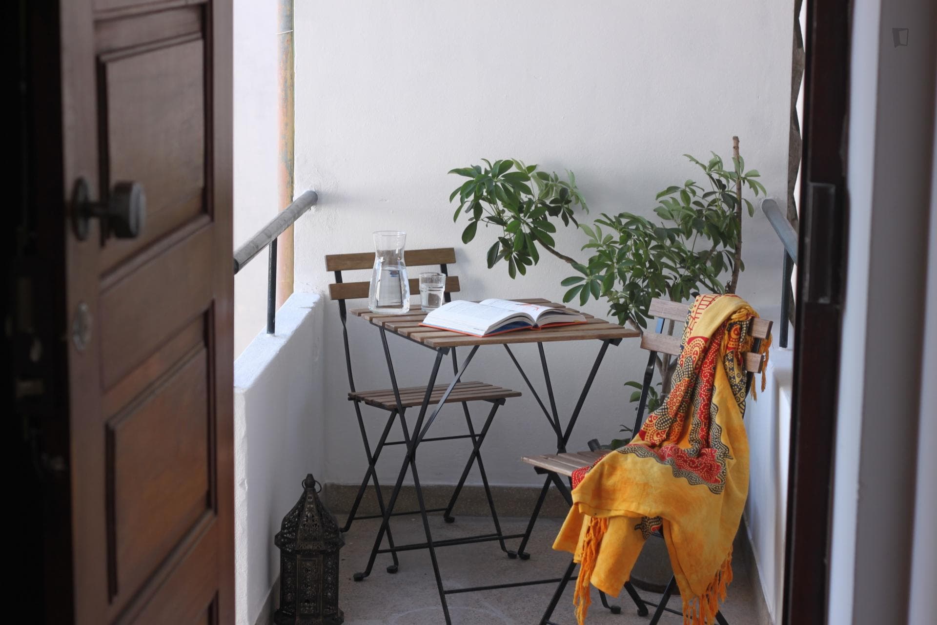 Wide single bedroom, with balcony, in 7-bedroom apartment photo 1