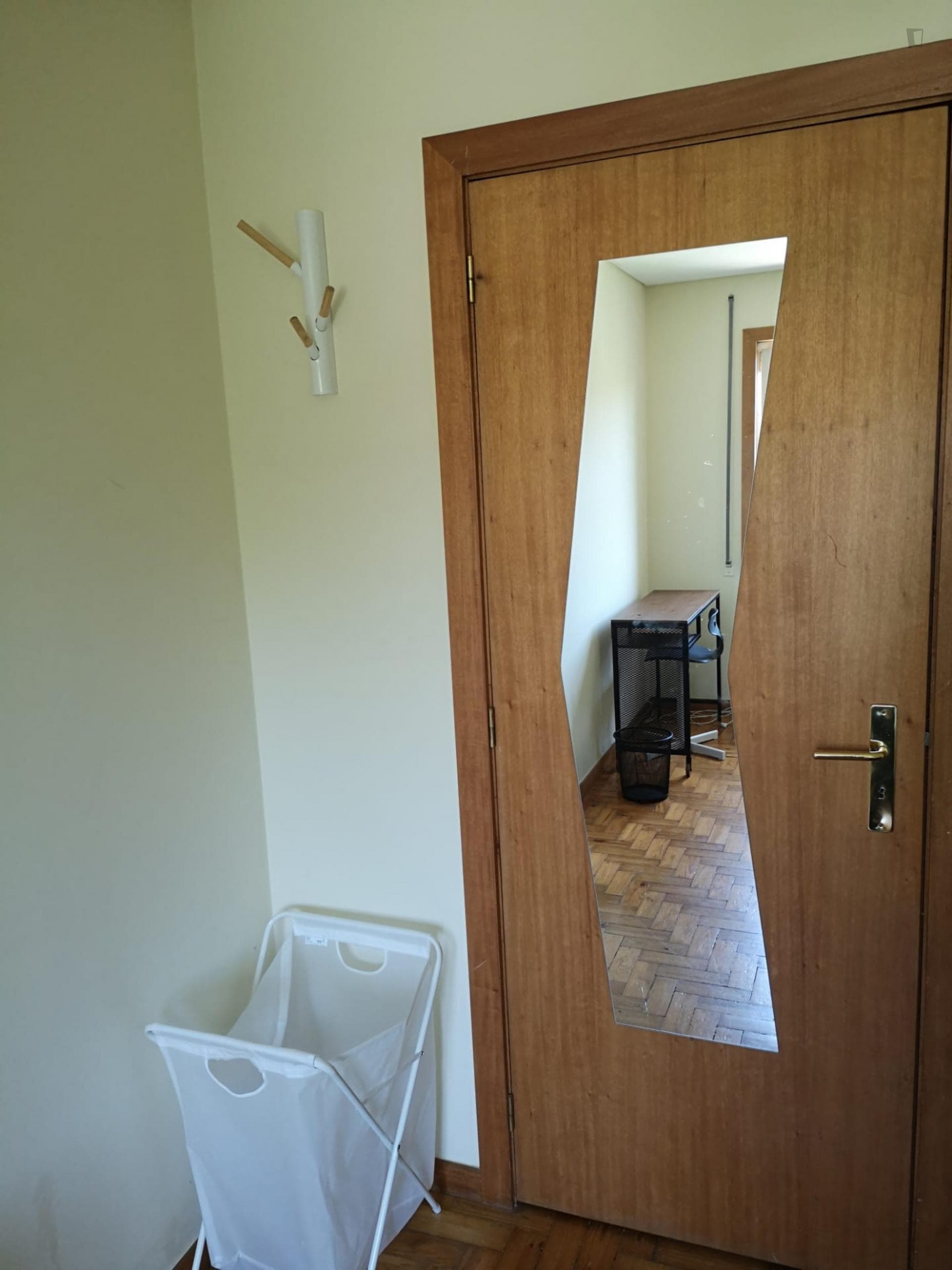 Single bedroom in a 5-bedroom apartment near Jardim Fernando Pessa photo 1