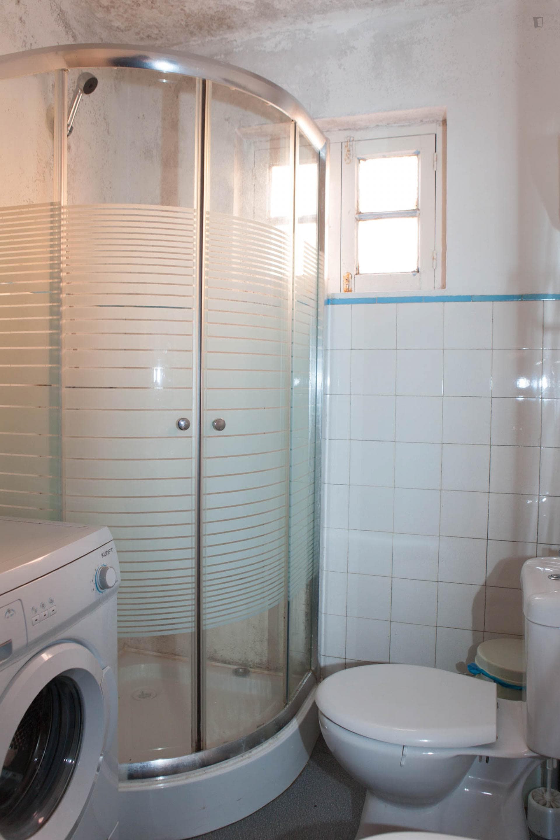 Great single bedroom in a 5-bedroom flat in proximity to Baixa de Coimbra photo 1