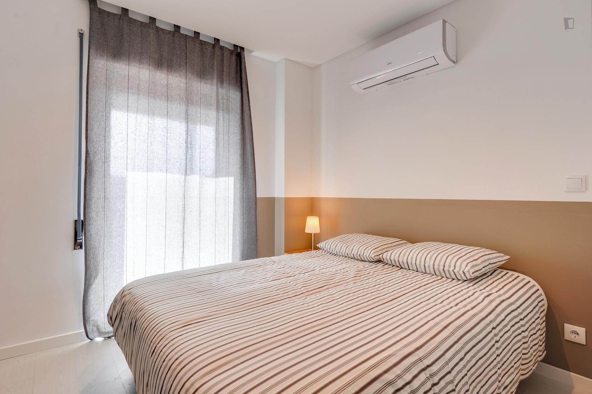 Elegant studio in a residence, near the Coimbra train station photo 1