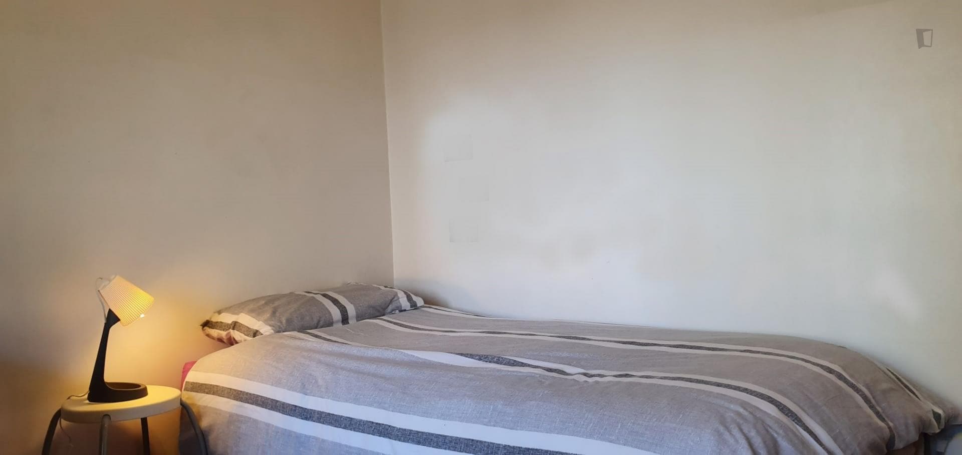 Cosy double bedroom with private bathroom, close to the University of Coimbra photo 1