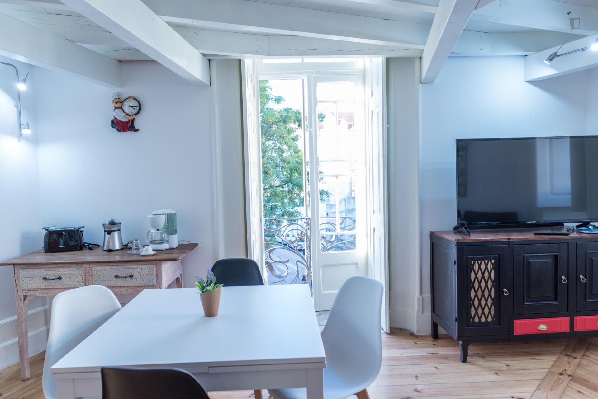 Spacious and sunny 3-bedroom apartment next to Univeristy of Coimbra photo 1