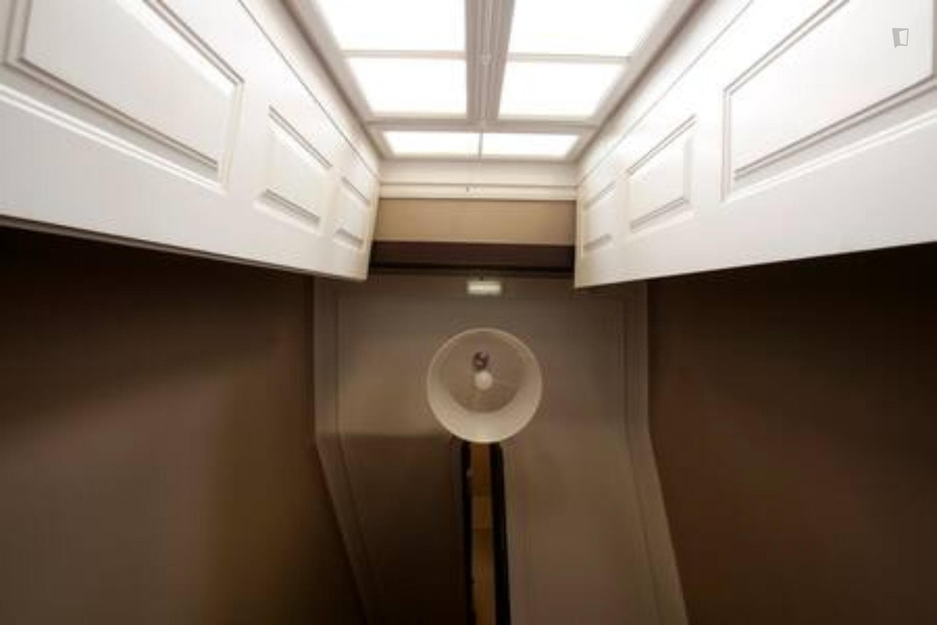 Vibrant double bedroom ensuite close to Faculdade de Economia da Universidade de Coimbra photo 1