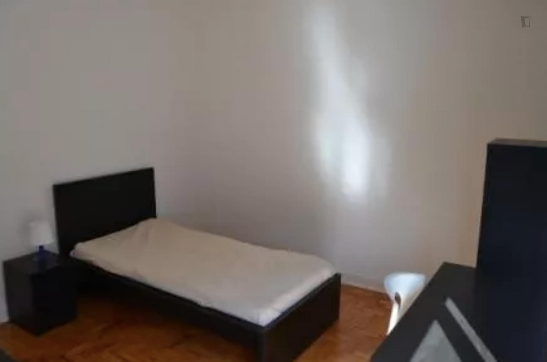 Single bedroom in a 4-bedroom flat, near the Bencanta train station photo 1