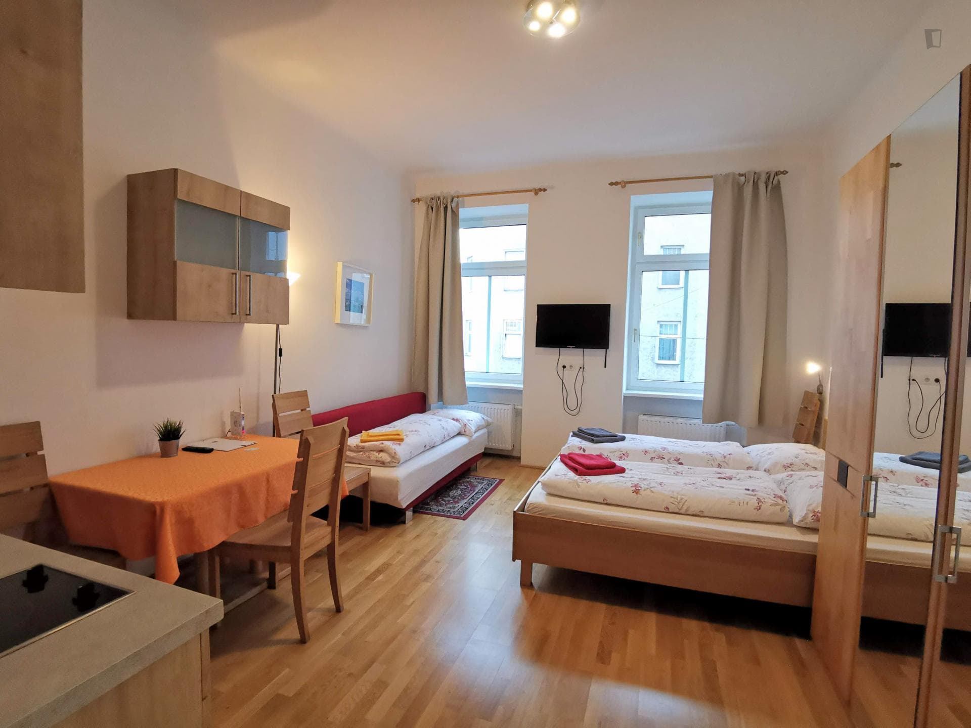 Studio 20 near Dresdner Strae metro station photo 1