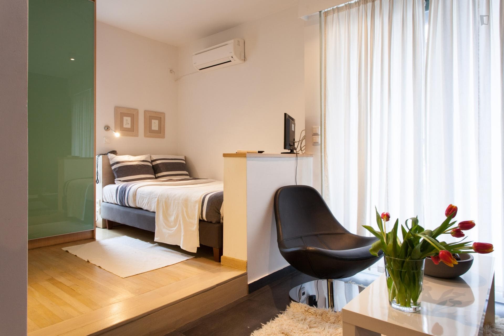 Comfy studio near Alexandras Avenue photo 1