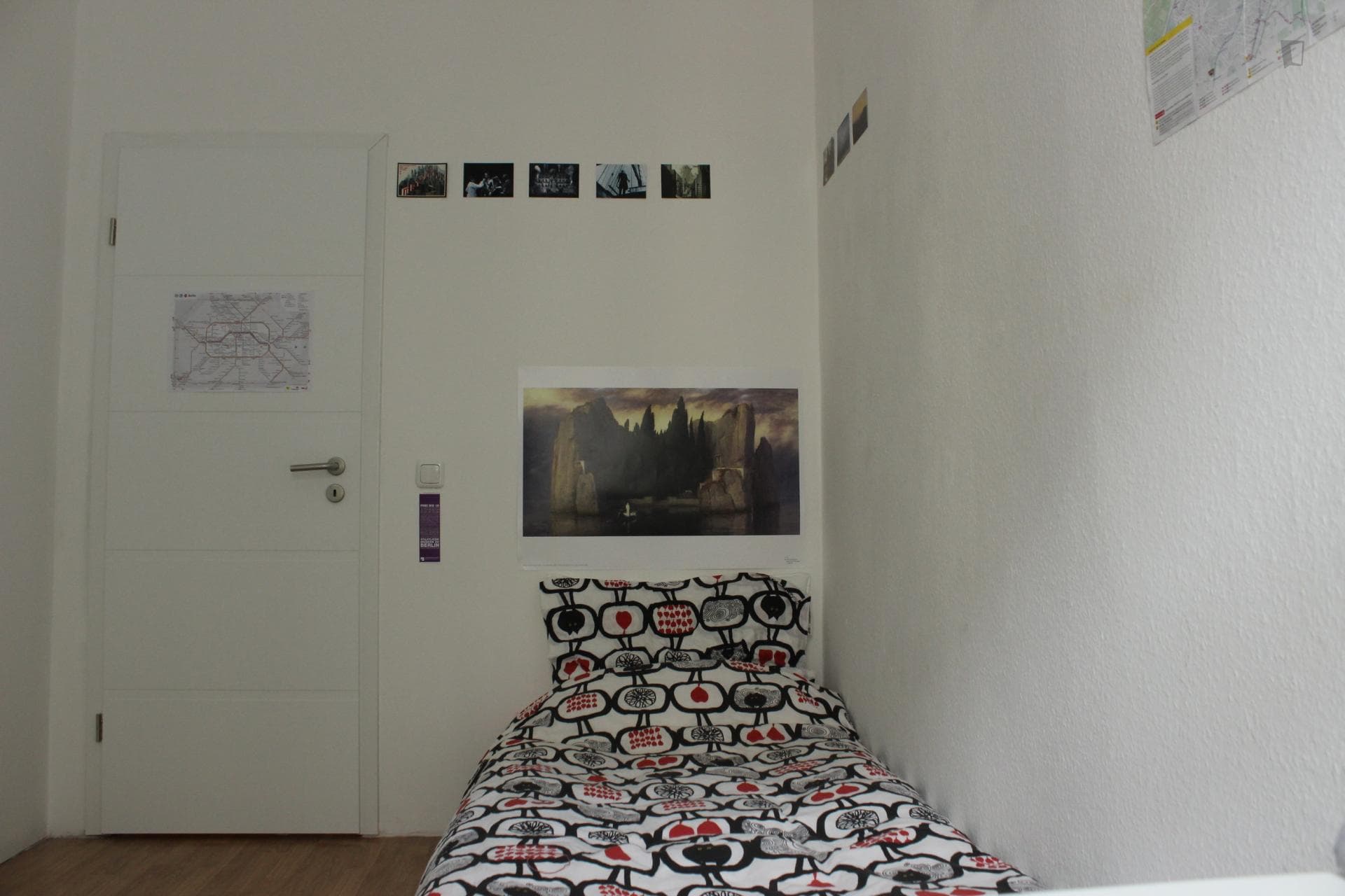 Snug single bedroom in a flat to share in Moabit photo 1