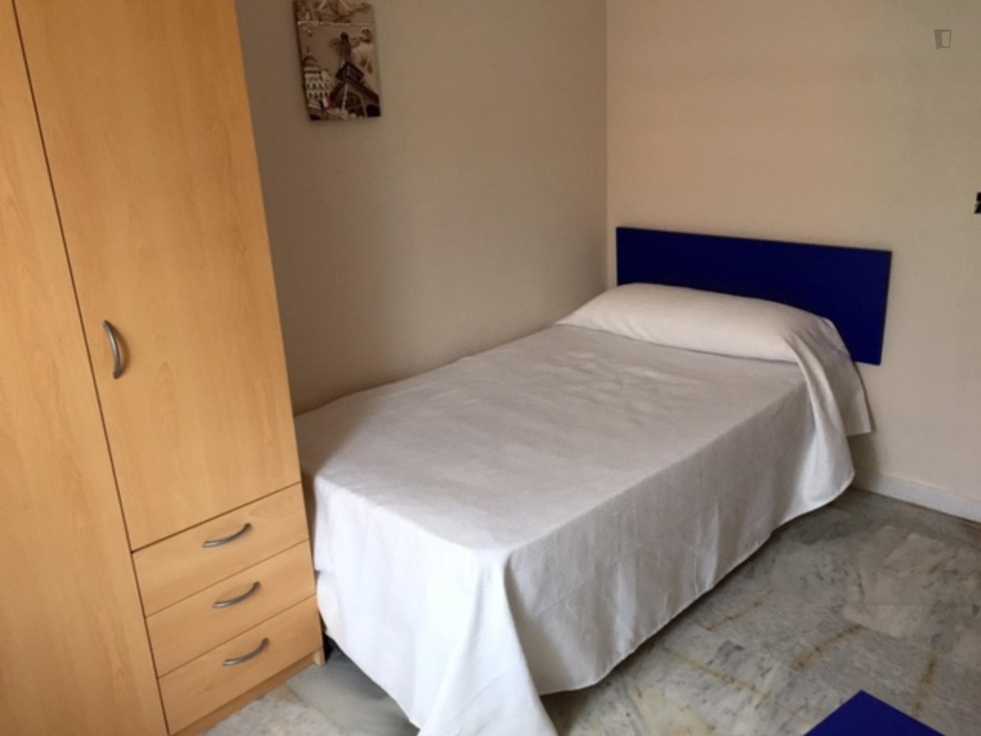 Single bedroom in a 4-bedroom apartment near Cruz de los Caídos photo 1