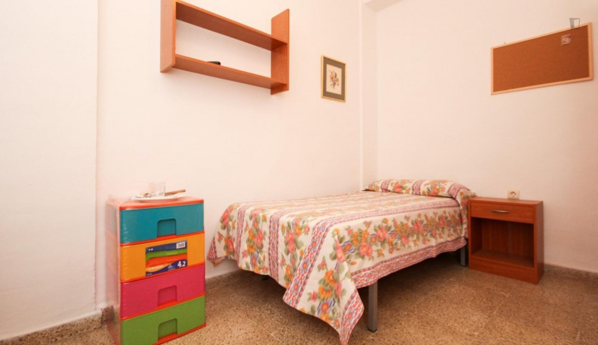 Single bedroom in a 15-bedroom apartment photo 1