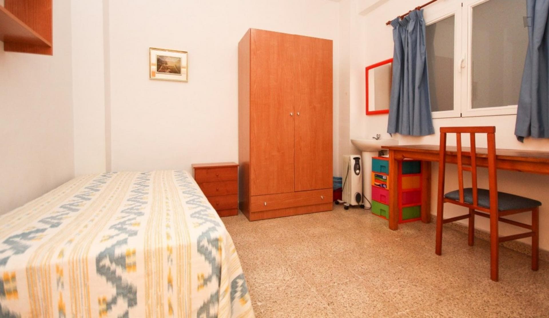 Single bedroom in a large apartment photo 1
