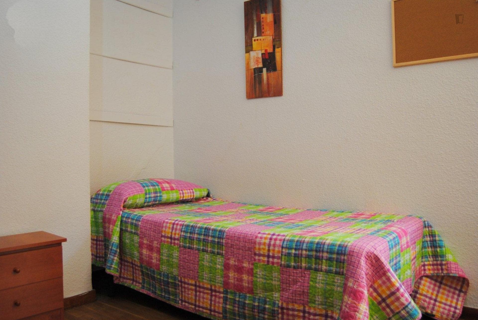 Snug single bedroom in a 6-bedroom flat, near the Fuentenueva campus of Universidad de Granada photo 1