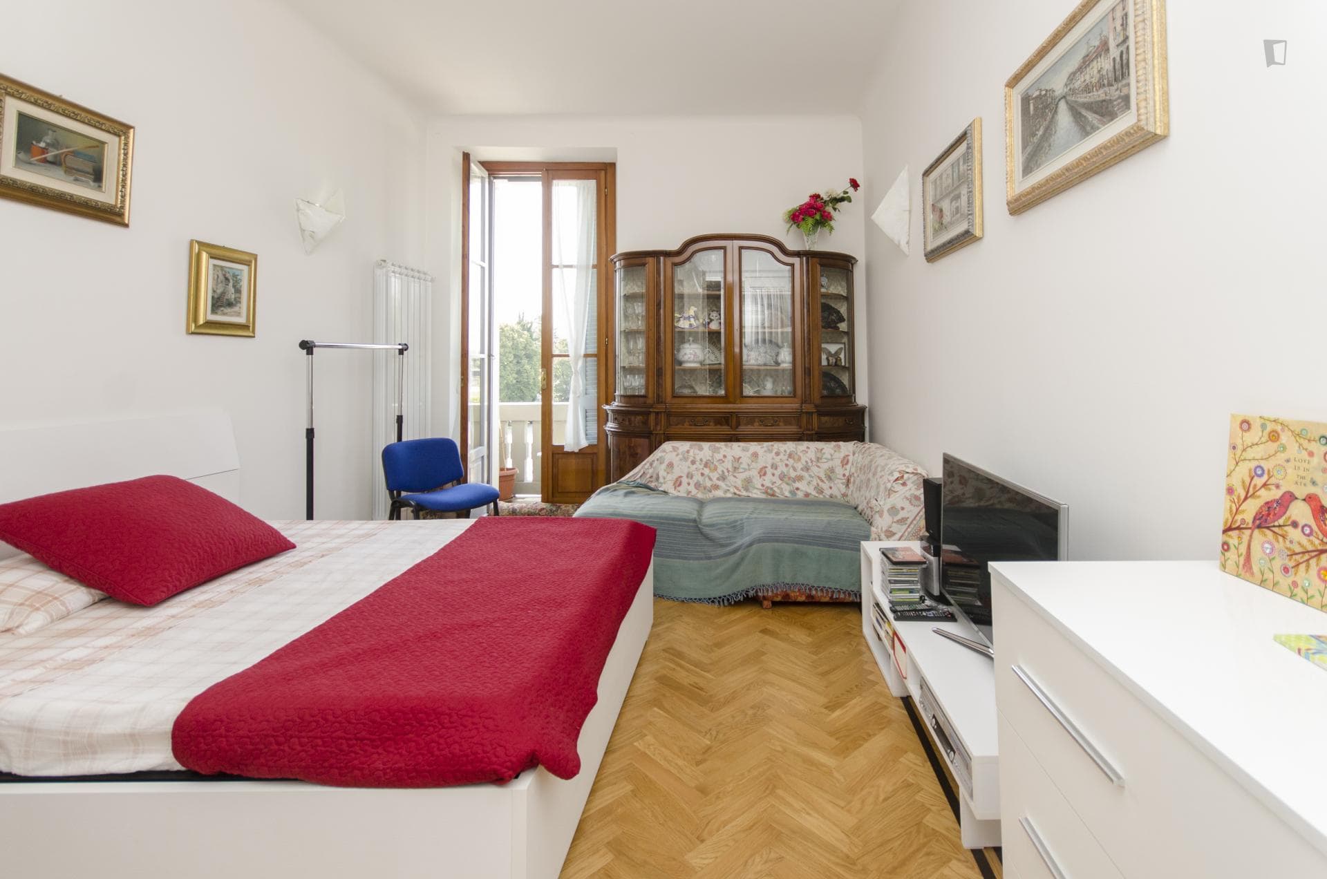 Elegant double bedroom close to Zara metro station photo 1