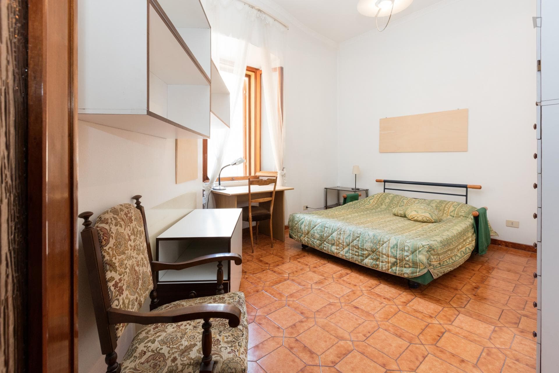 Large double bedroom near the Piramide metro photo 1