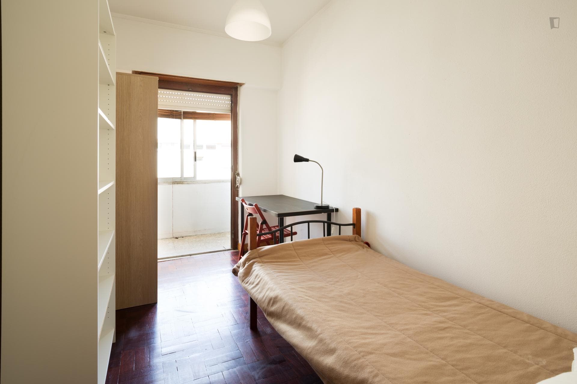 Comfortable single bedroom in a residence in proximity to the Alcântara Terra train station photo 1