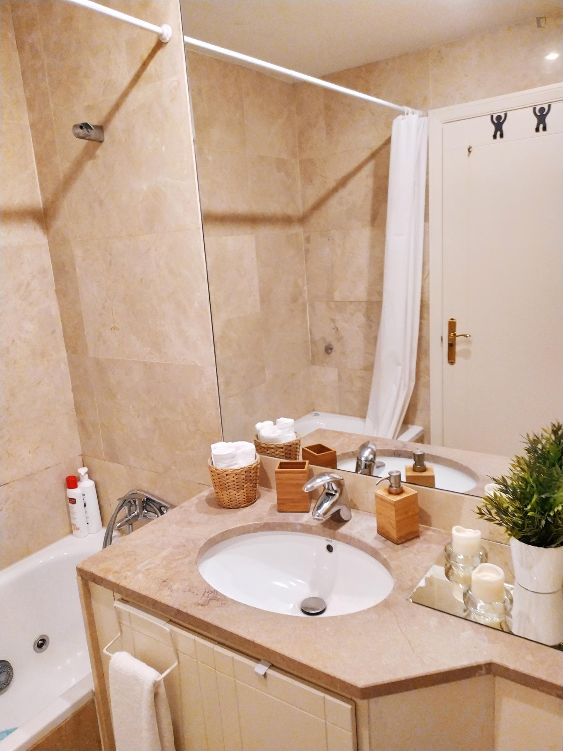 Lisbon Relax Pool Apartment: Private Garage spot, charming 1 BR house photo 1
