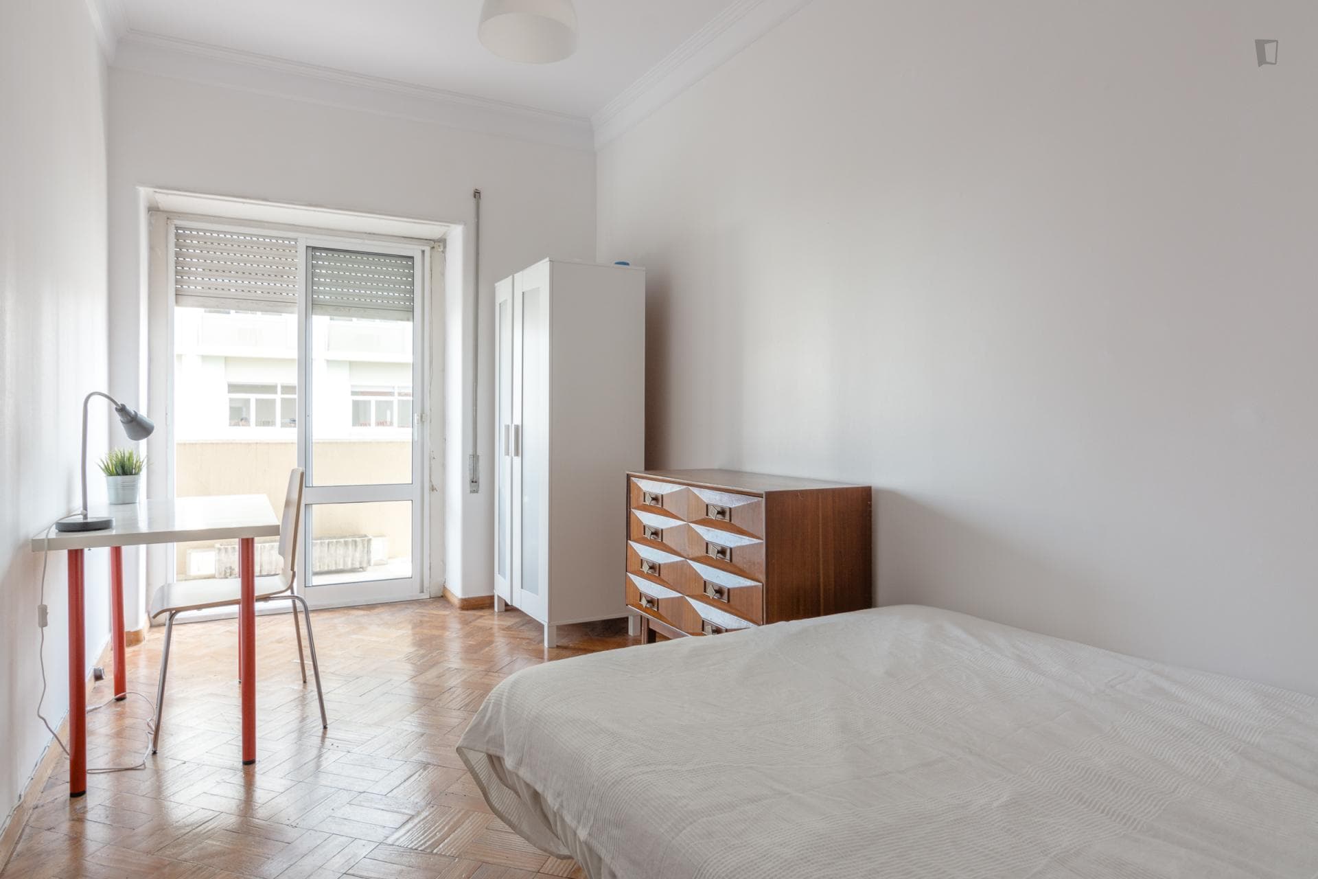 Roomy double bedroom near Campo Pequeno metro station photo 1