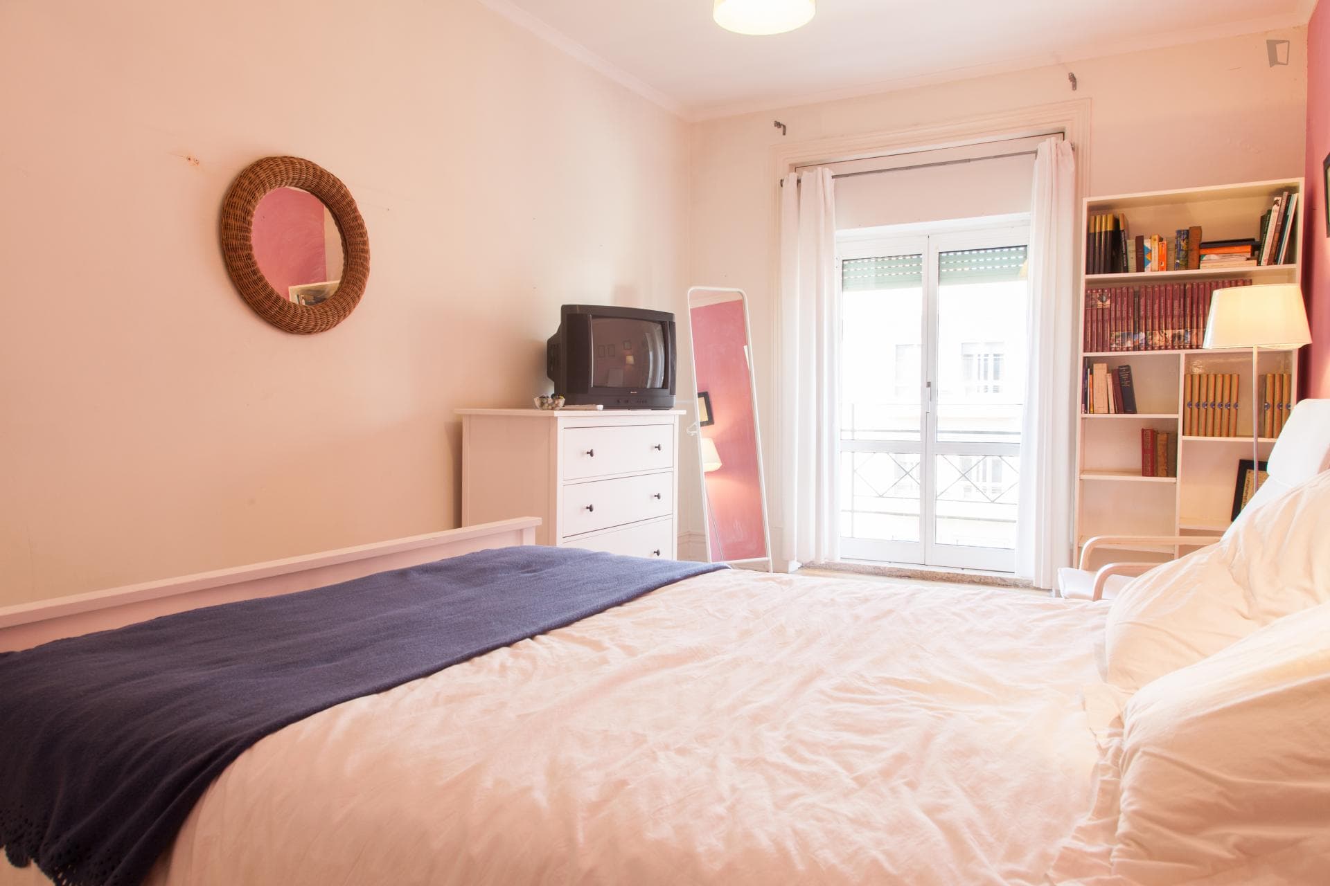 Large and modern double bedroom near the Alameda metro station photo 1