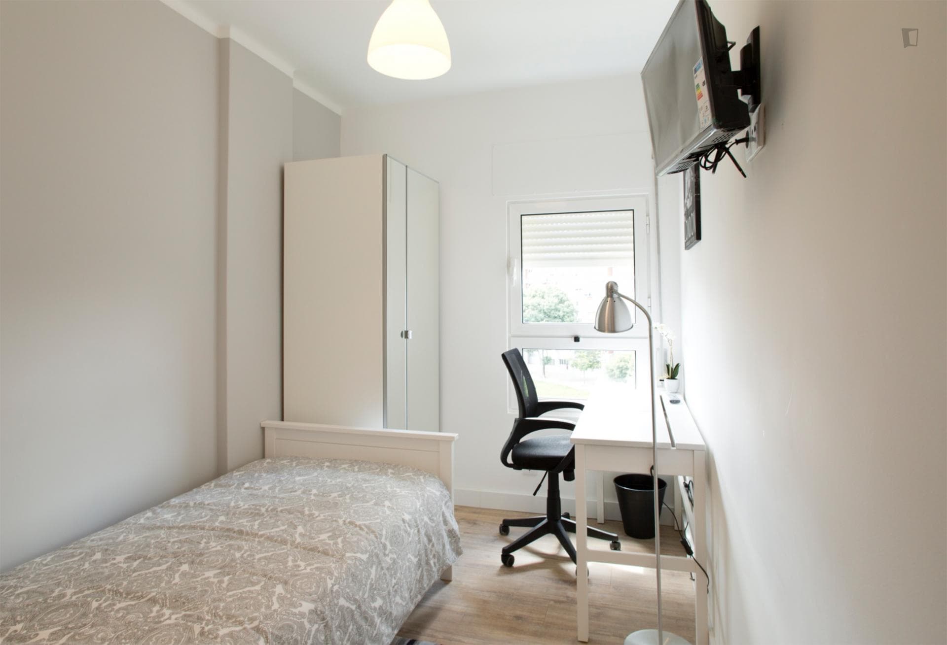 Single ensuite room near Chelas metro station photo 1