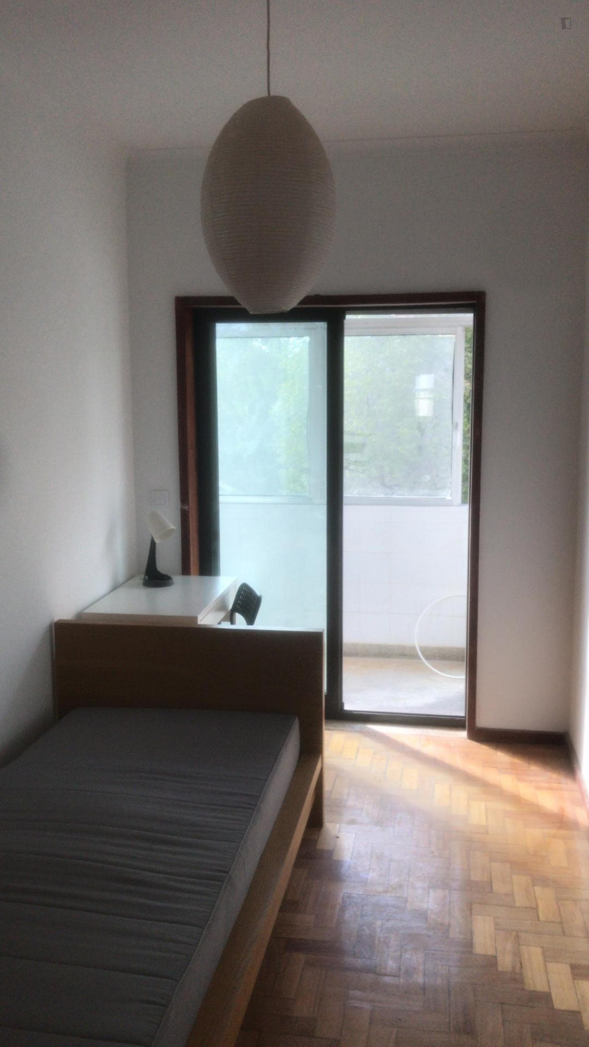 Sunny single bedroom close to Faculdade de Letras photo 1