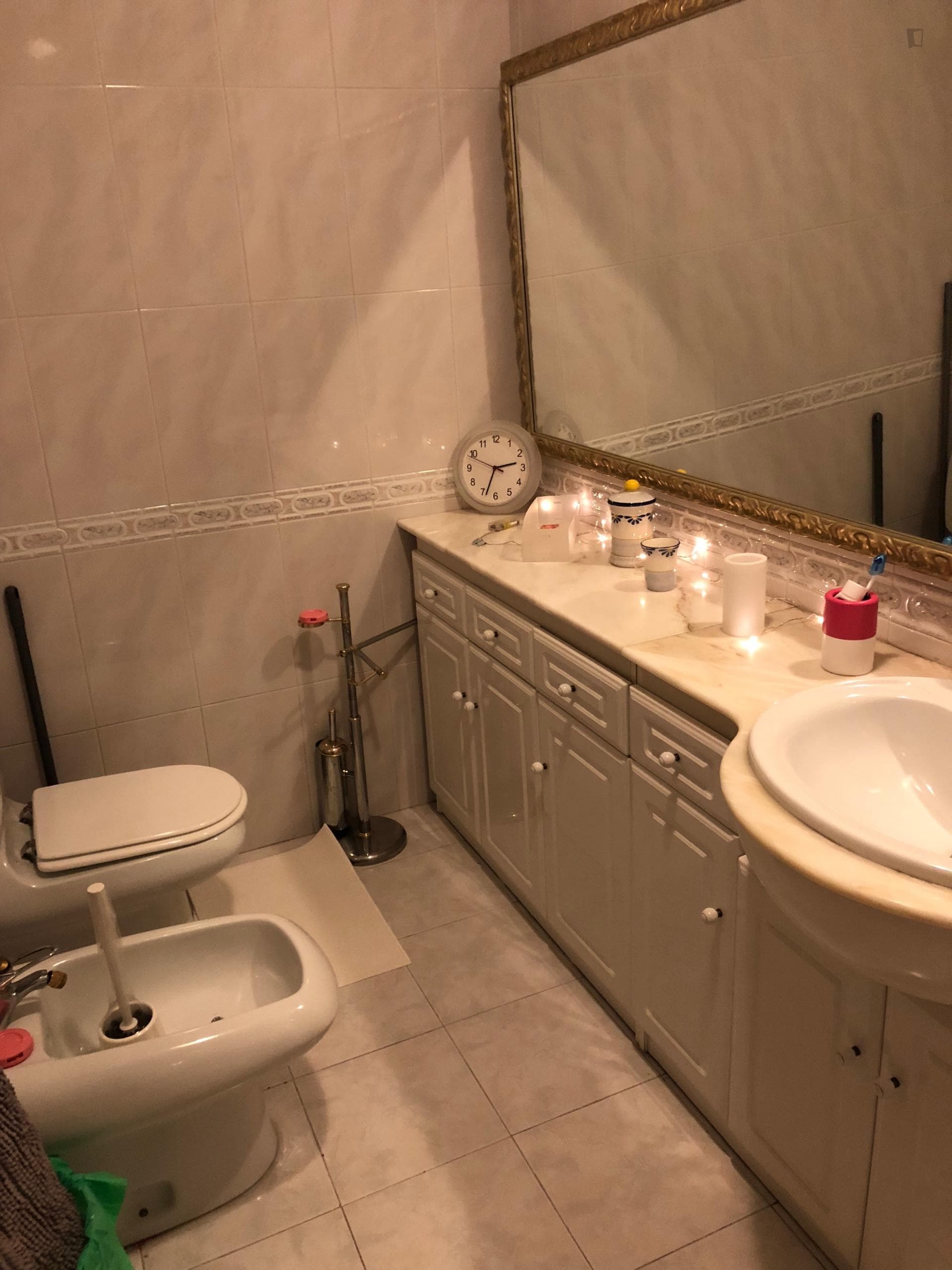 Single bedroom, with balcony, in a 3-bedroom apartment in Massamá photo 1