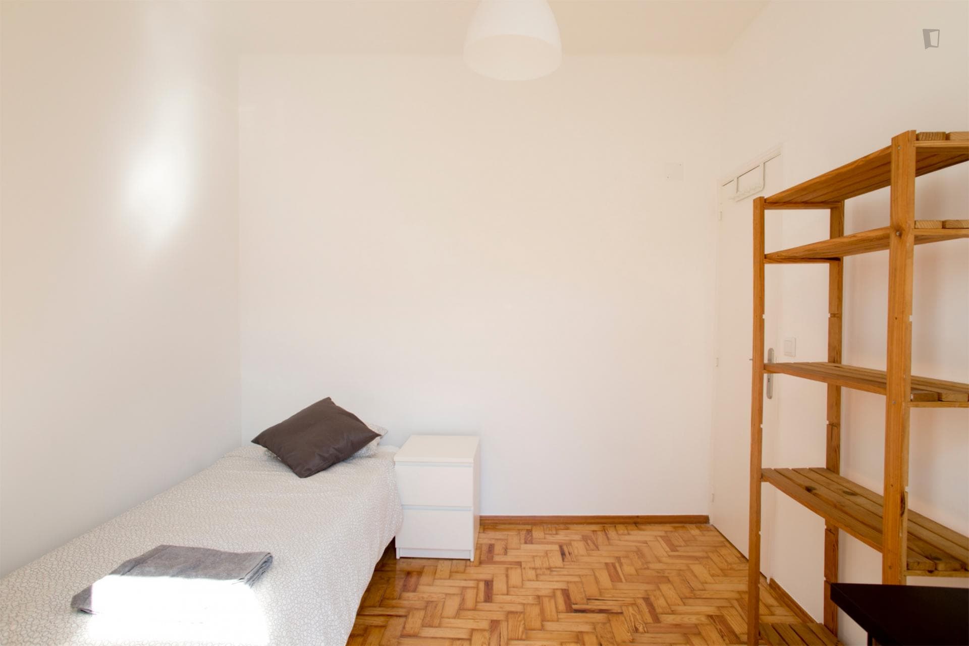 Bright single bedroom near Universidade Autónoma de Lisboa photo 1