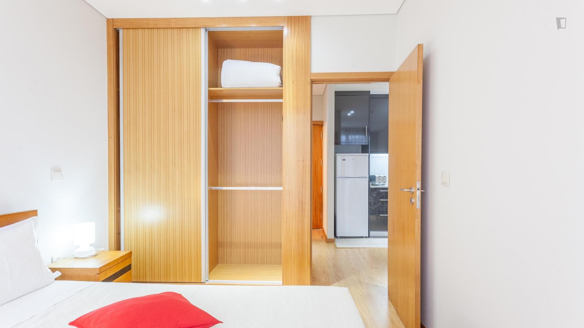 Stylish Student Apartment with Balcony and Modern Amenities in Baixa photo 1