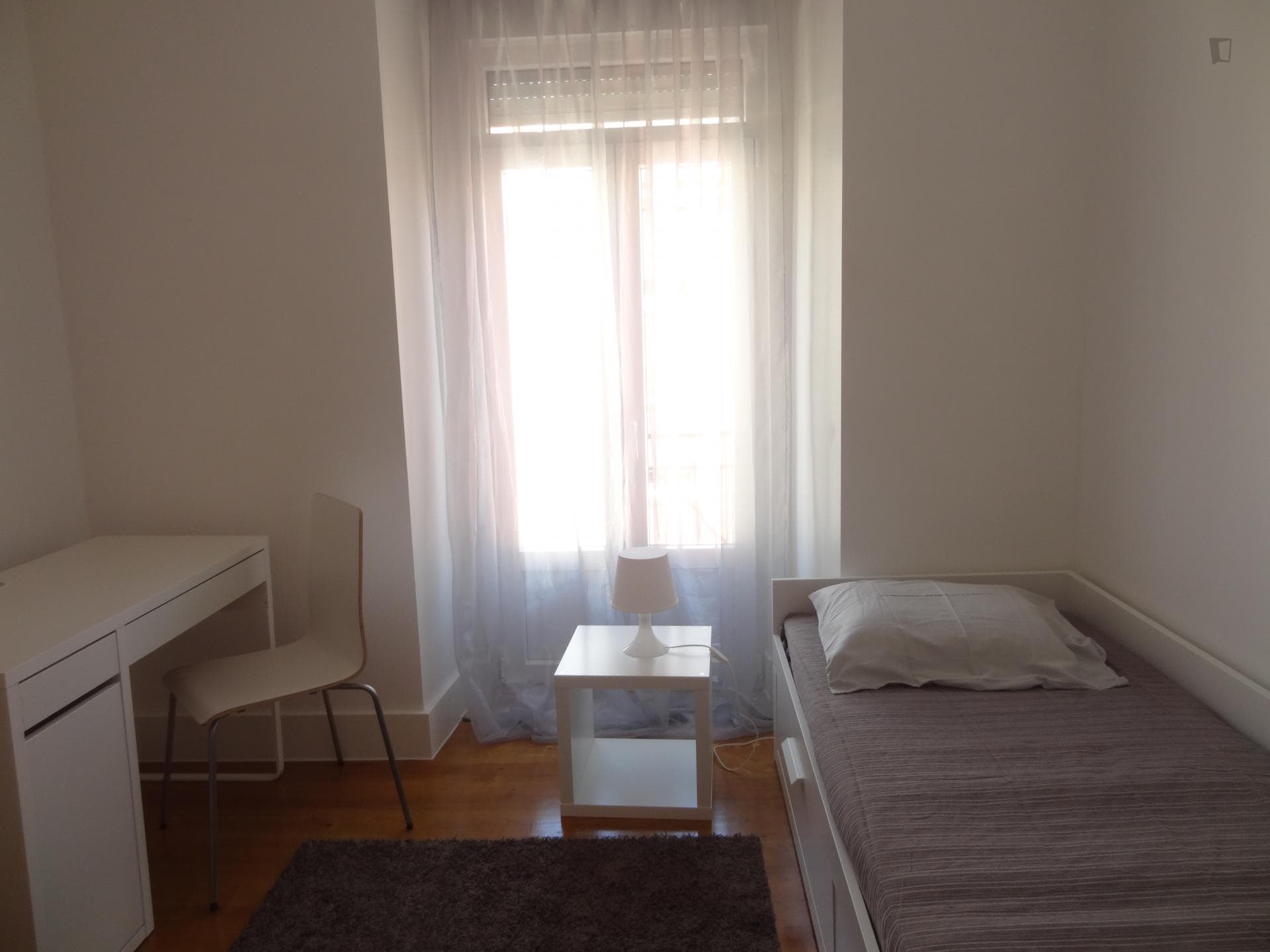 Single bedroom in a 5-bedroom flat, in Penha de França photo 1