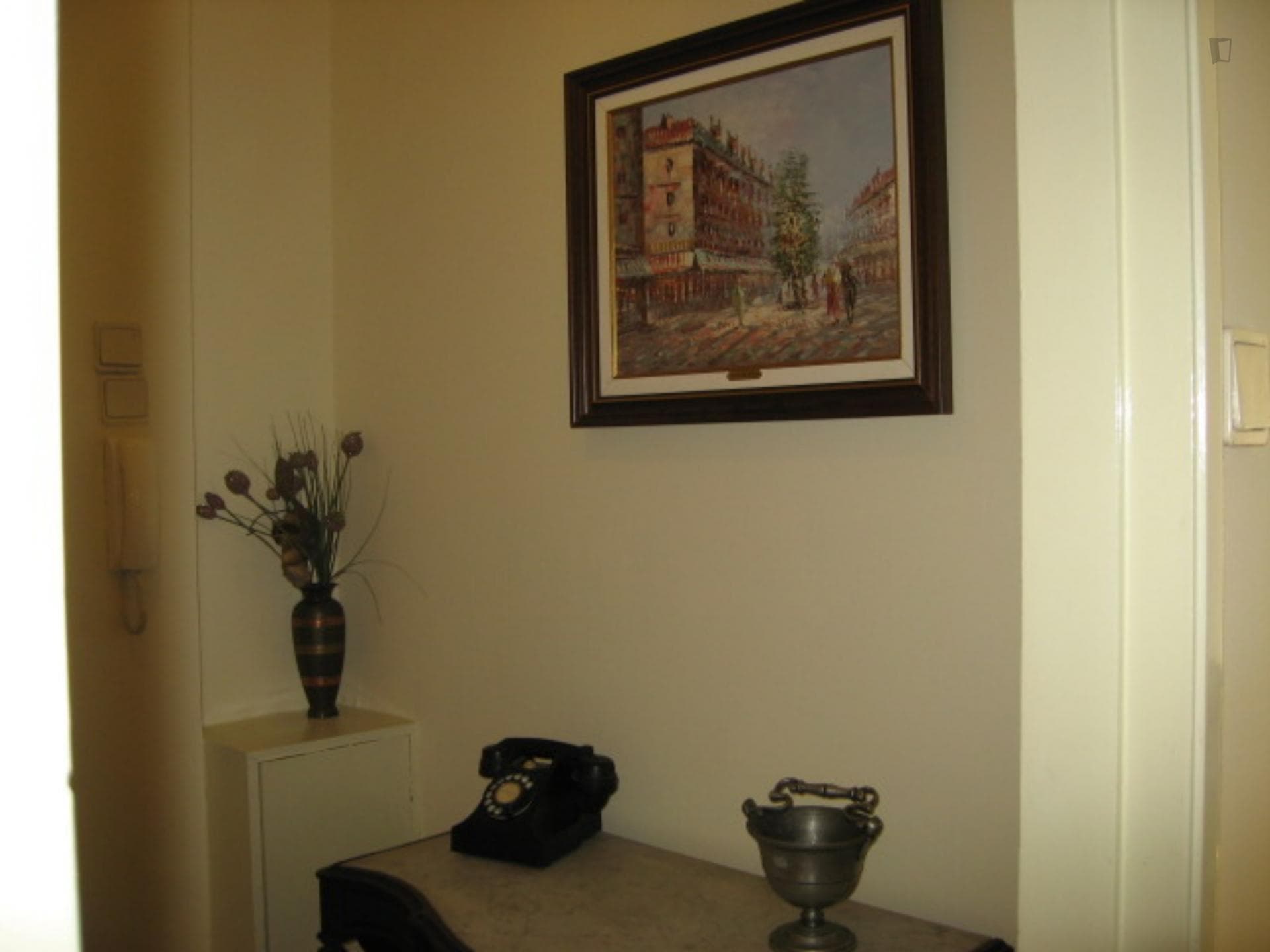 Single bedroom in 3-bedroom apartment photo 1