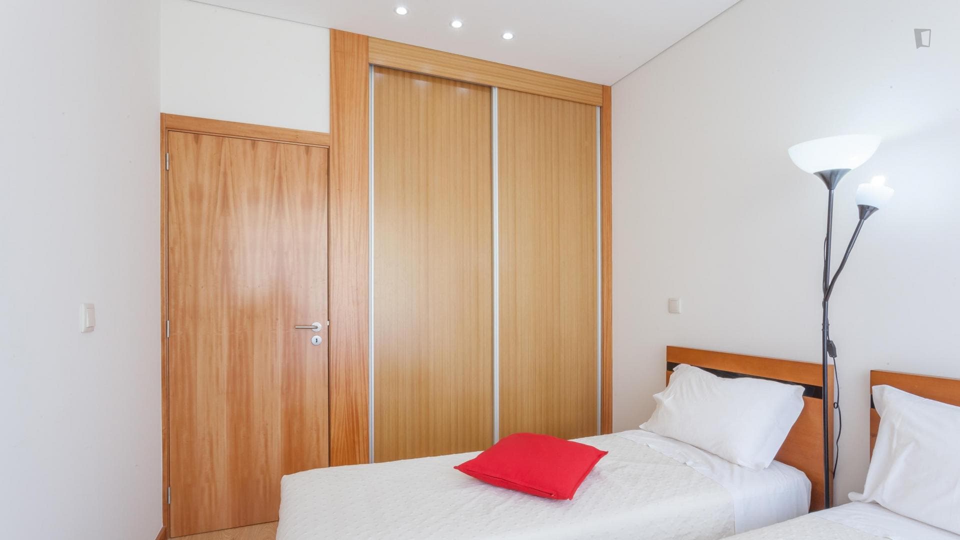 Modern Studio with Balcony and Student-Friendly Amenities in Santo Ildefonso, Porto photo 1