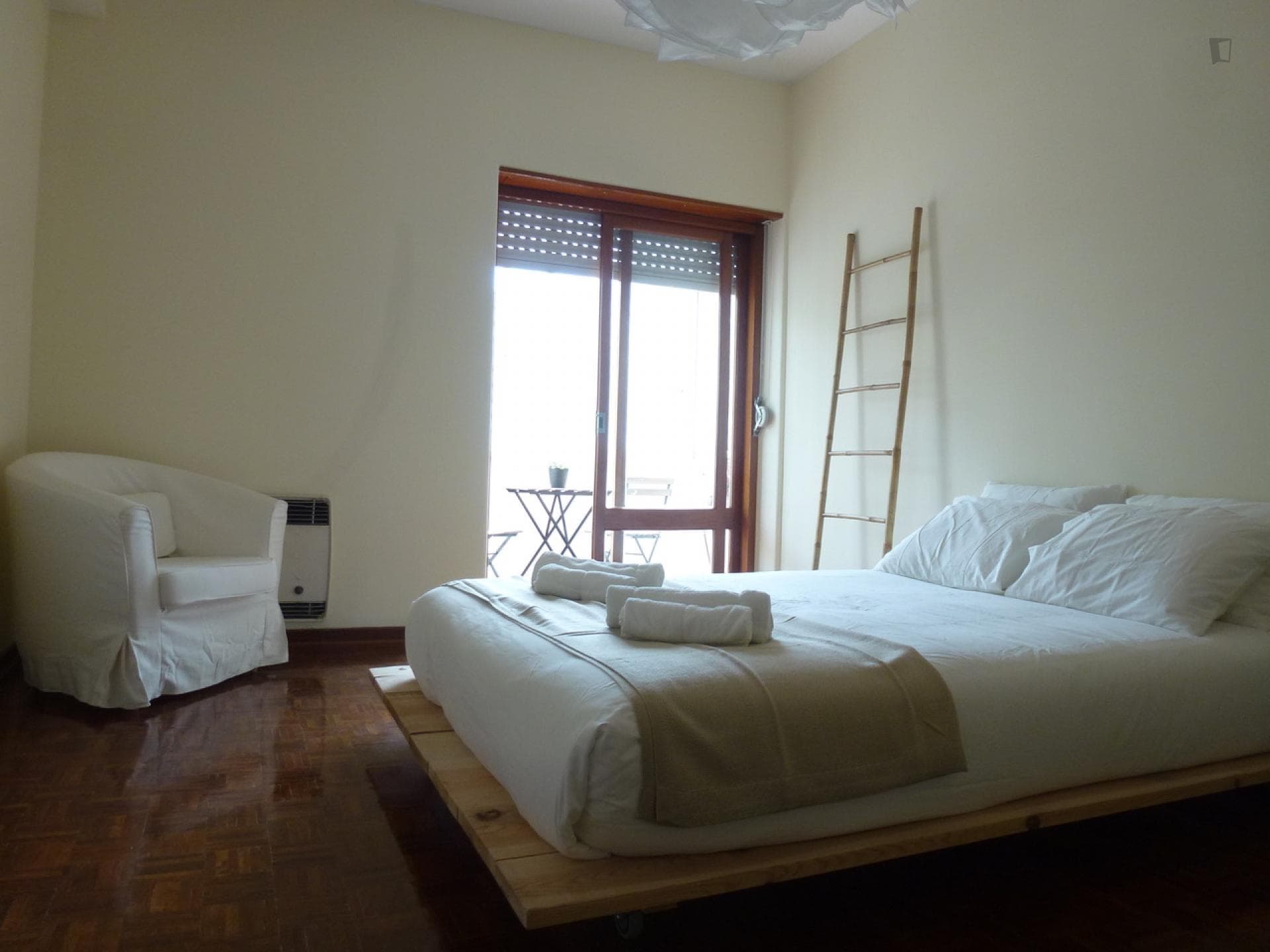 Amazing double bedroom with balcony in Campolide photo 1