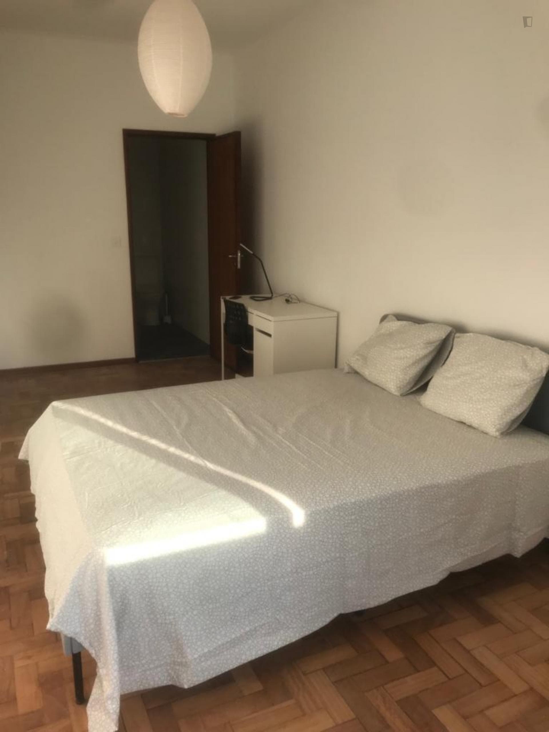Large double bedroom ensuite close to Faculdade de Letras photo 1