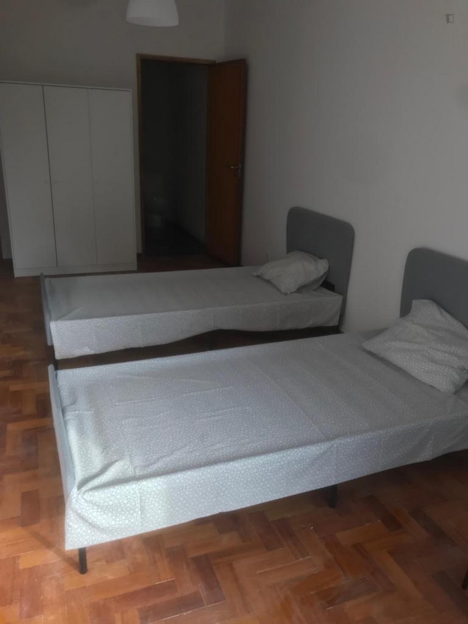 Cosy twin bedroom ensuite close to Faculdade de Letras photo 1