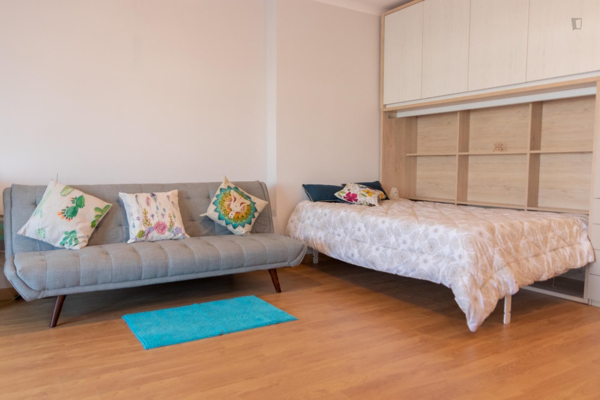 Sunny and spacious 1-bedroom apartment with a balcony in the heart of Porto photo 1