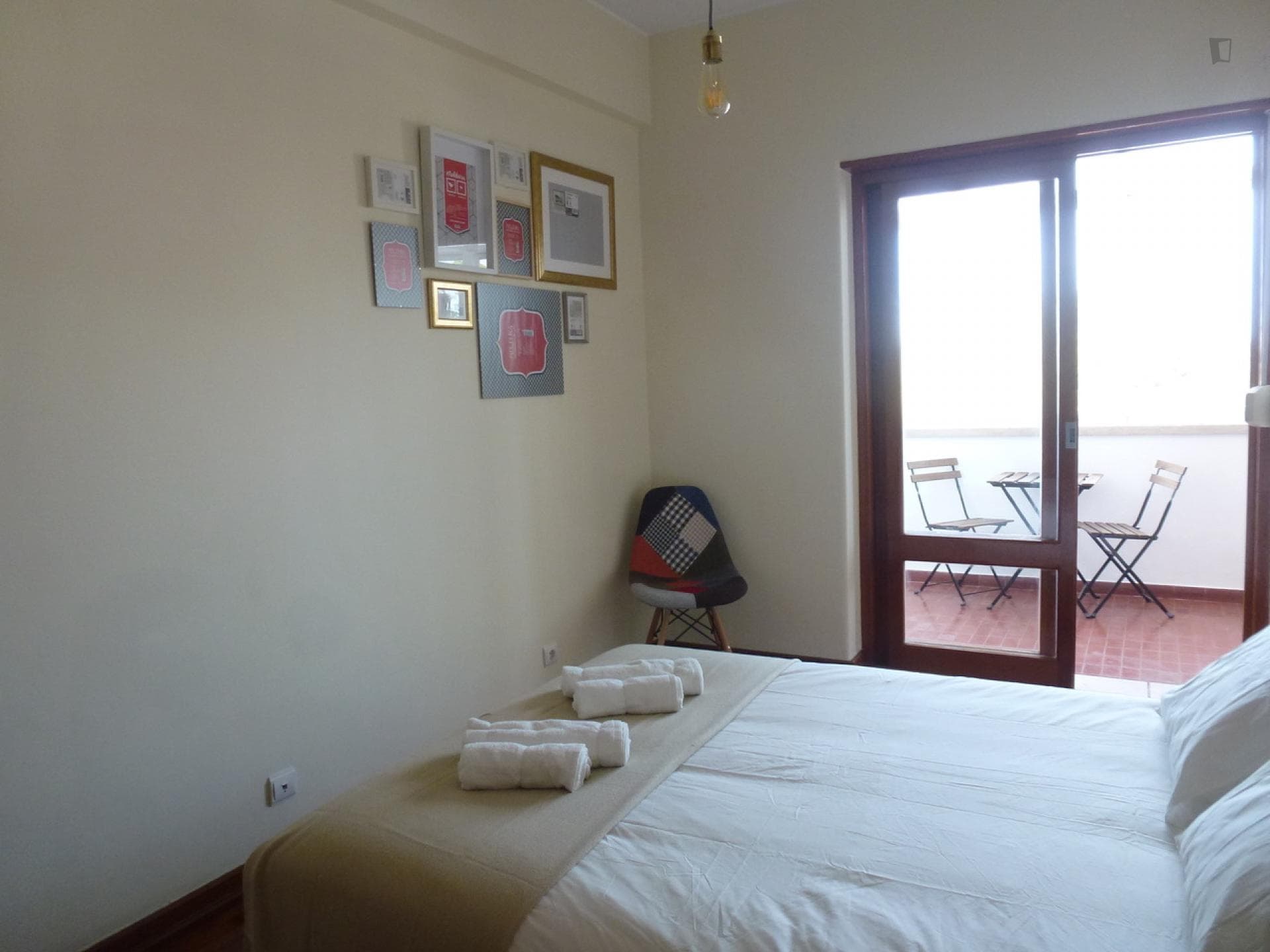 Charming double bedroom with balcony in Campolide photo 1
