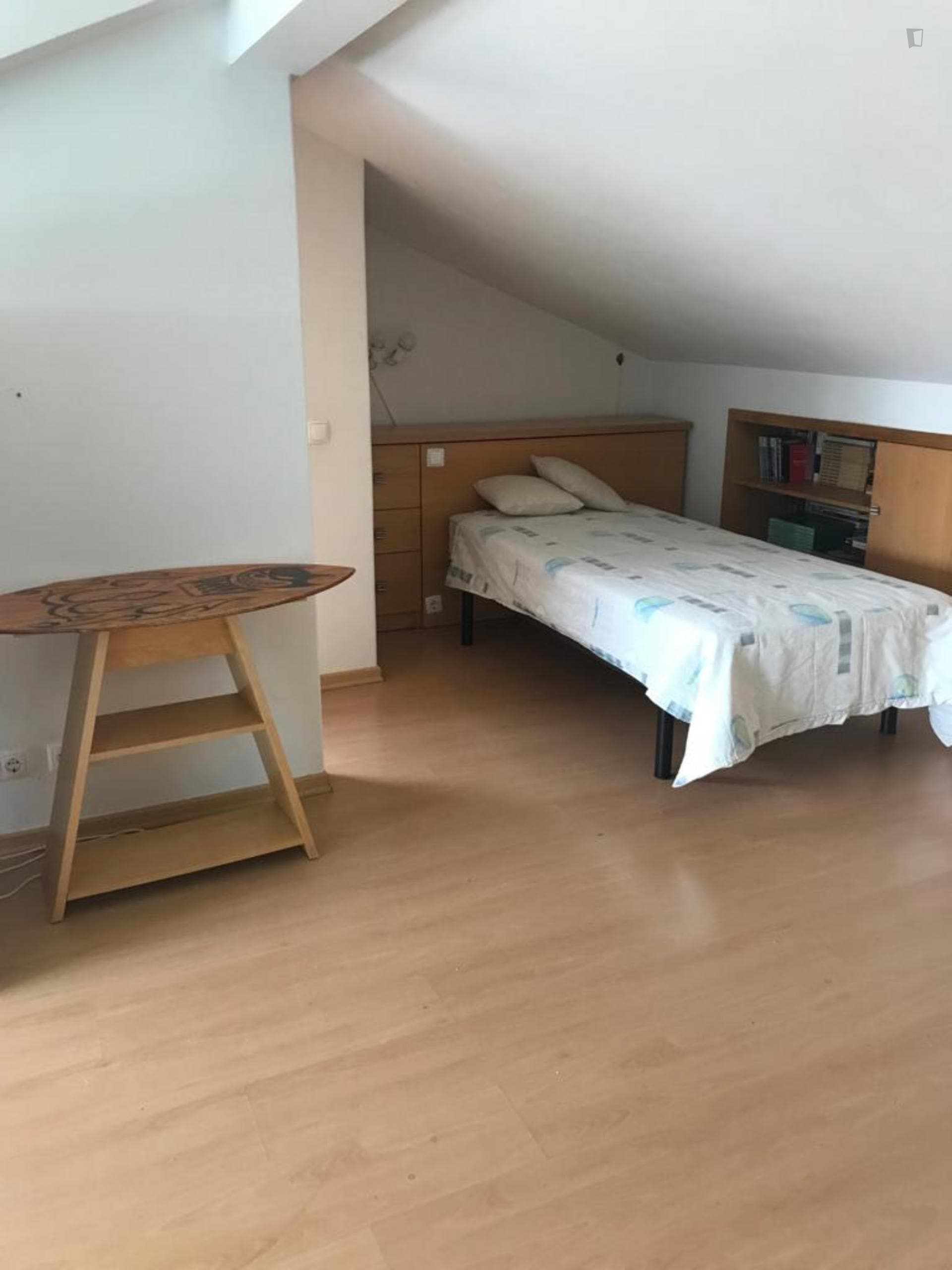 Single bedroom, with private bathroom photo 1