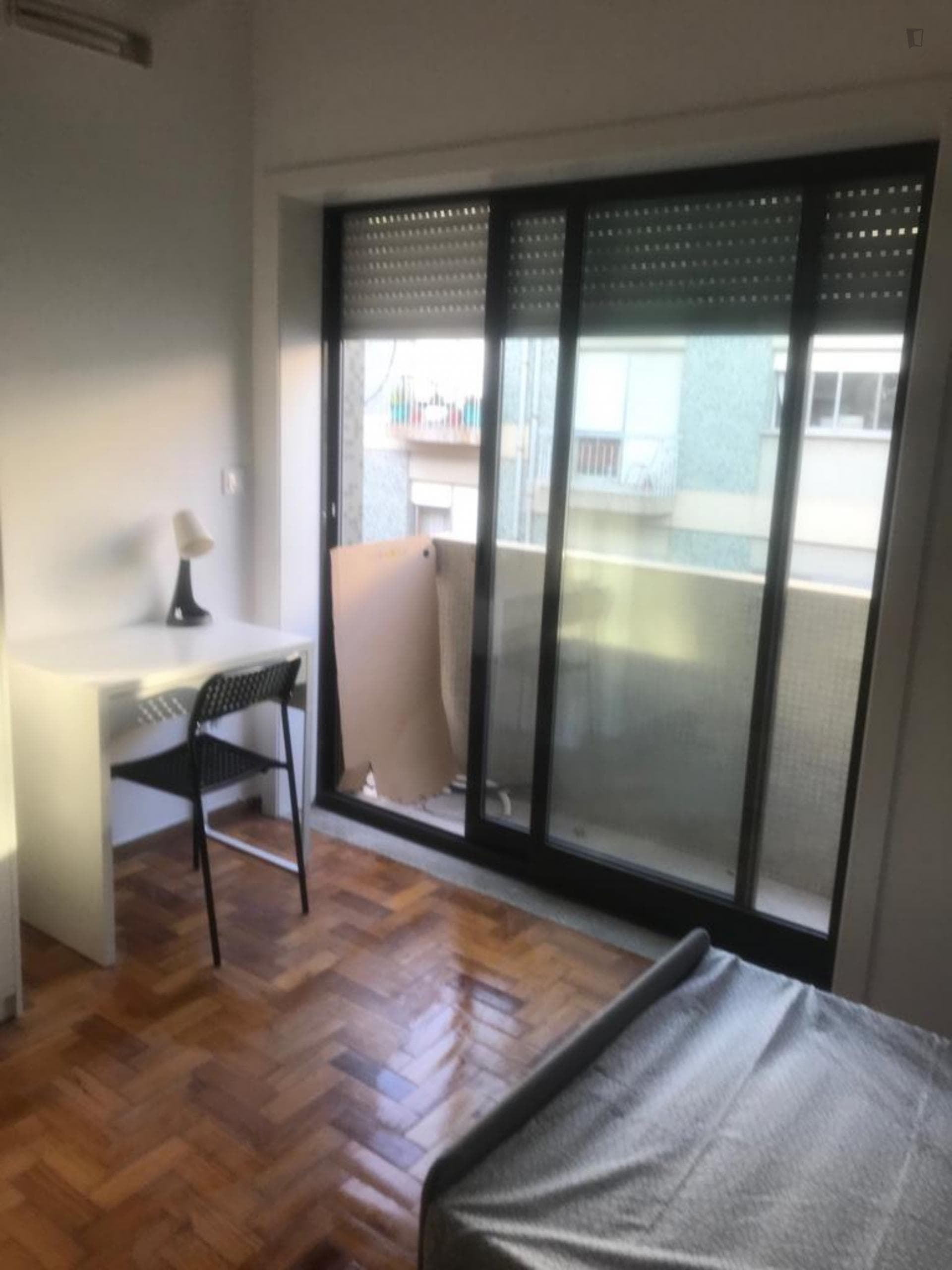 Appealing twin bedroom with a balcony, in Cedofeita photo 1